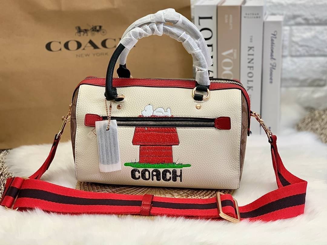 LIMITED EDITION💥 🌈สวย+คุณภาพ สินค้าต้องมีค่า Coach X Peanuts Rowan Satchel With Snoopy ((C6164)) พร้อมส่งที่ไทย ใหม่ล่าสุด ห้ามพลาดค่าา! สวยกันให้สุด กับกระเป๋าทรงหมอน ขนาดกลางกำลังดี หนังแท้นิ่ม ลายหนังสวยงามมากๆค่ะ 🔺ด้านหน้ามีโลโ