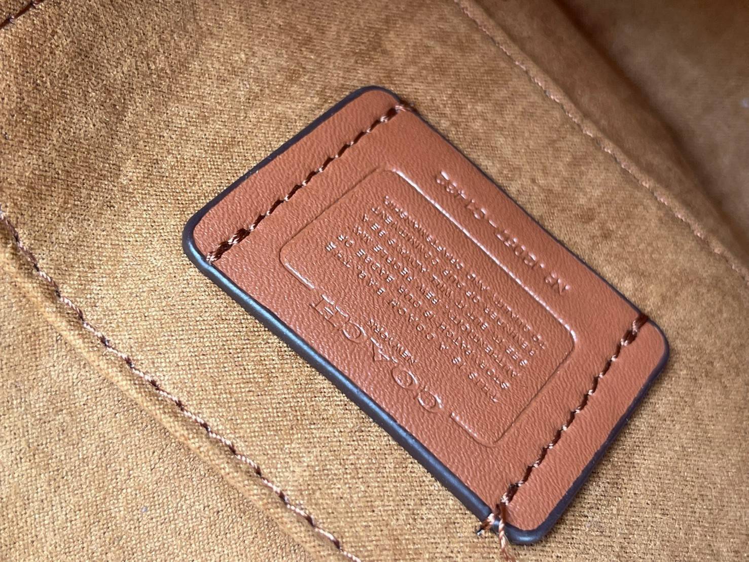 พร้อมส่งที่ไทยครบทั้ง6สีค่ะ 😘 Coach Ellen Crossbody In Signature ((C1432)) กระเป๋าทรงฮาฟมูนรูปทรงคลาสสิก ออกแบบให้มีลักษณะโค้งมน ไม่ดูเป็นทรงแข็งจนเกินไป ดีไซน์และสีของกระเป๋ายังเรียบง่าย เข้าได้กับทุกชุด สะพายครอสบอดี้ร์//สะพายข้าง หรือถือแบบคลัท