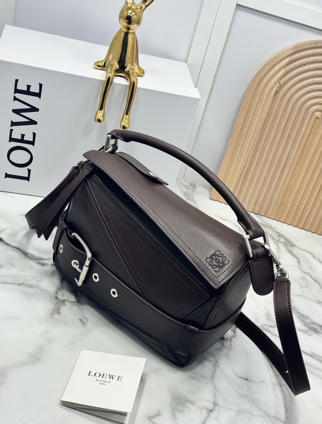 ORI หนังแท้ | Loewe Small Puzzle Biker bag in shiny Leather 24cm กระเป๋าสะพายทรงกล่องพัซเซิล รุ่นใหม่ล่าสุด คล้ายเข็มขัดด้านหน้าสวยเท่โดดเด่นสไตส์ไบเกอร์ ด้วยเส้นสายเรขาคณิตอันโดดเด่นและรูปทรงลูกบาศก์