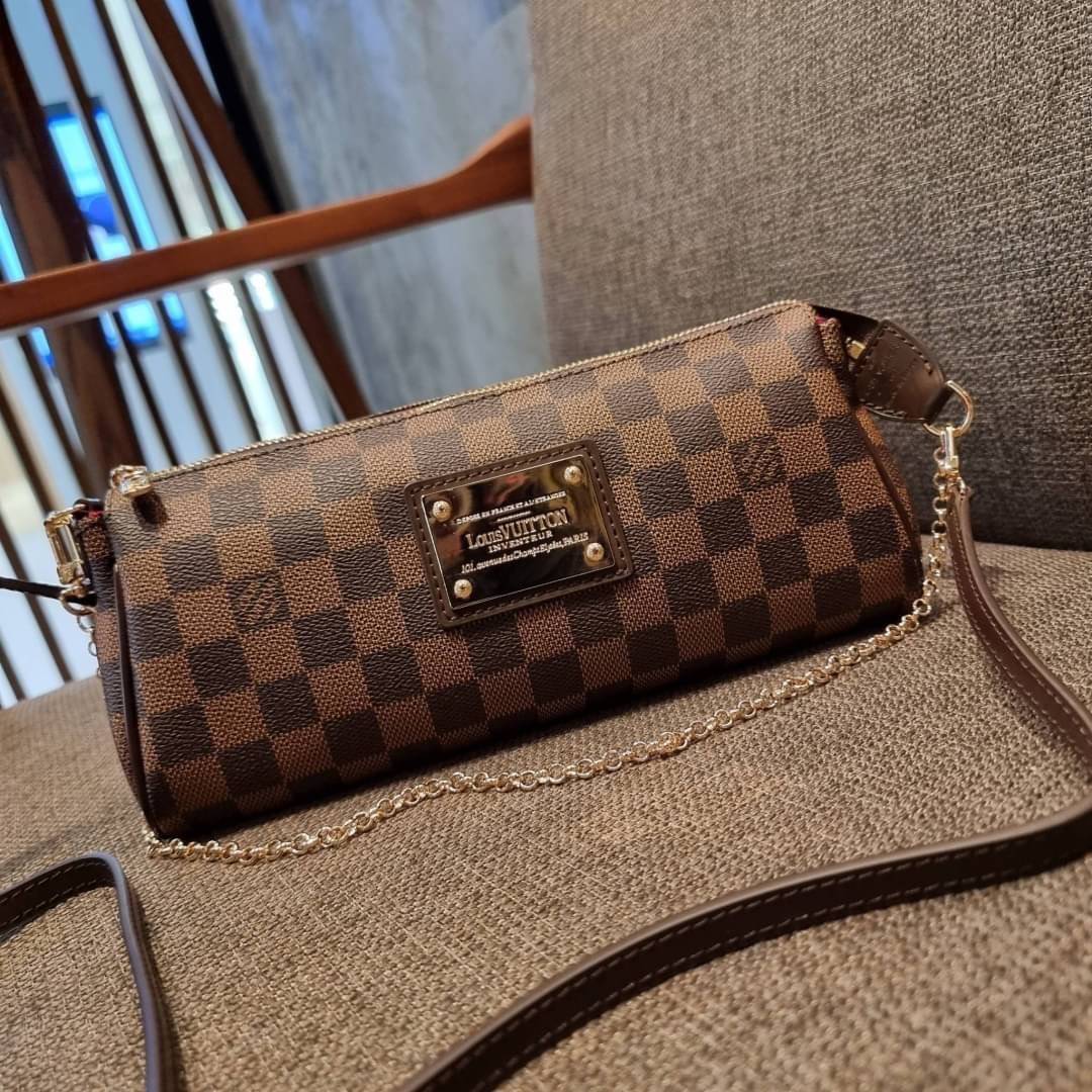 LV CROSSBODY CLUTCH BAG WITH CHAIN / LV Eva Clutch Crossbody Bag กระเป๋าสะพายวีไอพีพรีเมี่ยม วัสดุหนังแคนวาสคุณภาพ โลโก้เพลทอะไหล่ทอง คมชัด หรูหรา เปิด-ปิดกระเป๋าด้วยซิป ภายในเป็นช่องโล่ง ใส่ของใช้สำคัญได้สบายๆ มือถือ พาวเวอร์แบงค์ เครื่องสำอางค์ ของจุกจิ