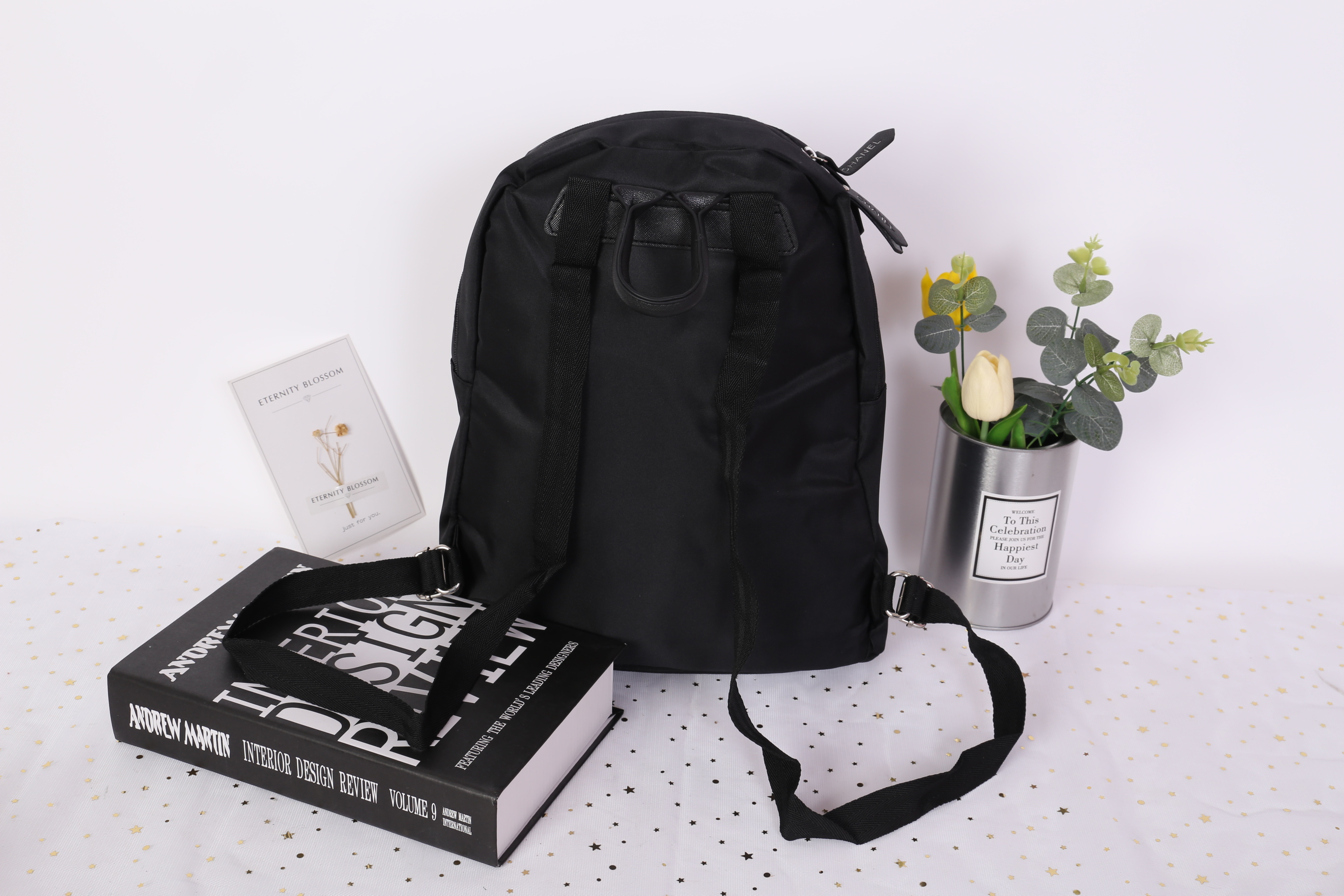 Chanel VIP Gift Large Backpack (พร้อมส่งโลโก้ดำ,ขาว) สินค้าเป็นของแท้ ใหม่จากเค้าเตอร์เครื่องสำอาง/น้ำหอมแบรนด์ กระเป๋าเป้ของแท้จาก Chanel VIP Gift Bag วัสดุไนล่อน หัวซิปทำจากหนังปั้มชื่อแบรนด์ ด้านในเป็นช่องกว้าง และมีช่องซิปเล็ก ตัวสายสะพายด้านหลังเลื่อ