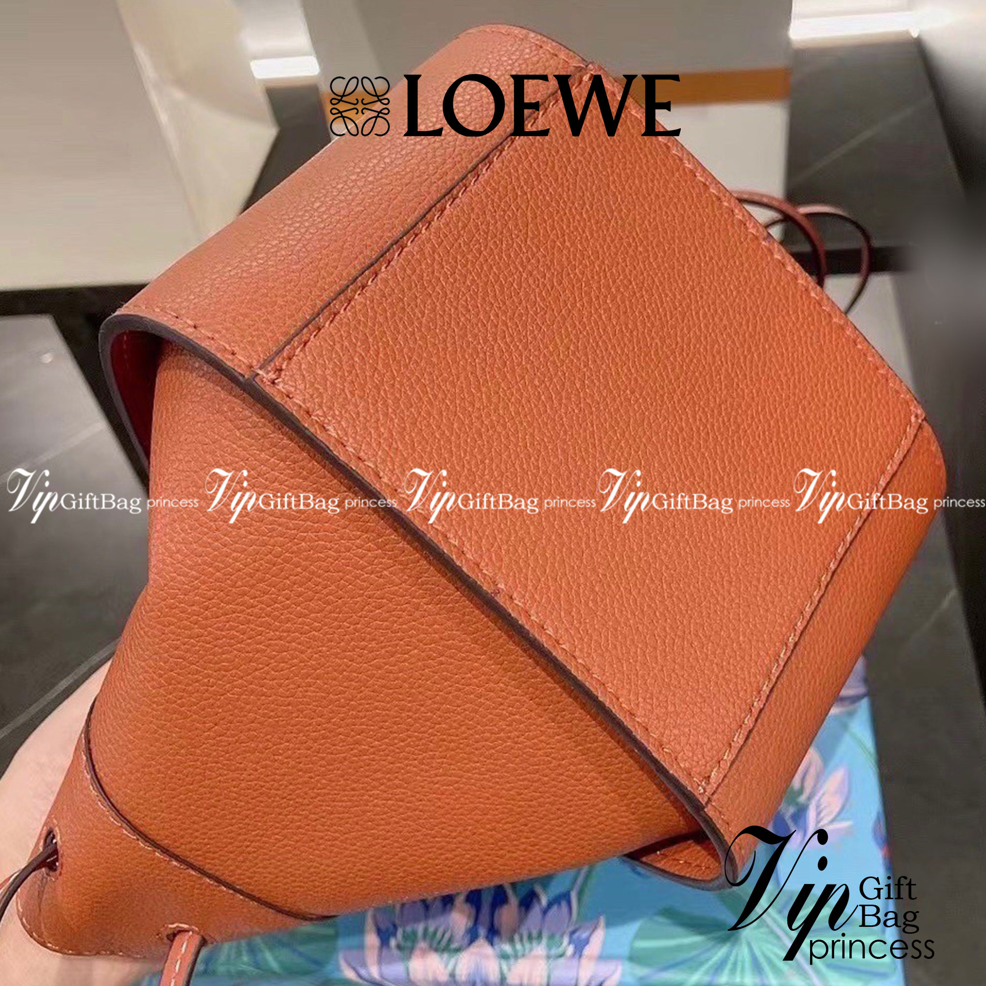 Loewe Small Hammock Leather Bag พร้อมส่ง 6 สี กระเป๋าถือหรือสะพาย รุ่น Rare items สุดๆ วัสดุหนังแท้ Calfskin หนังสวยดีไซน์มีเอกลักษณ์ ใบขนาดกำลังดี น้ำหนักเบา สามารถปรับได้หลายทรง ด้านข้างมีซิปปรับขยายได้ ภายในโล่งกว้าง ใส่กระเป๋าสตางค์ กล้อง มือถือ ของใช