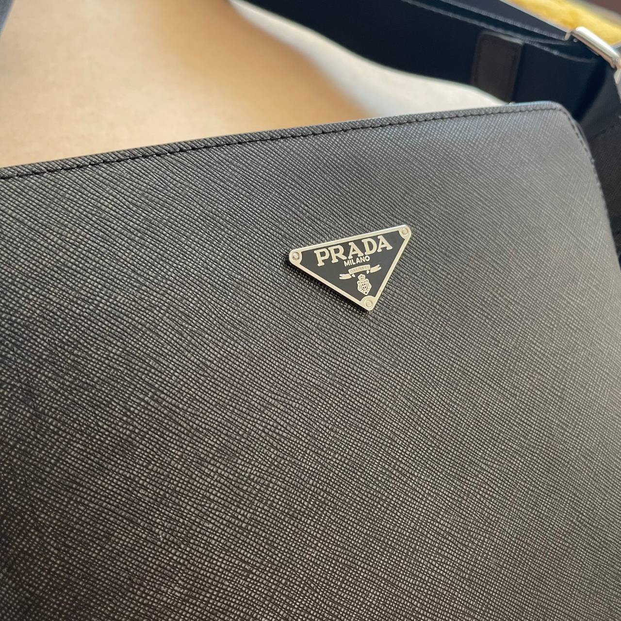หนังแท้ PRADA SAFFIANO MAN BAG รุ่นตามหา Rare item!! กระเป๋าสะพายข้างคุณผู้ชาย งานสวยมาก เป็นหนังแท้ทั้งใบ ใส่ ipad ได้ จุของได้เยอะพอสมควรเลยค่ะ งานเรียบแต่หรูสุดๆ คุณภาพเกินราคาจริงๆ ค่าา