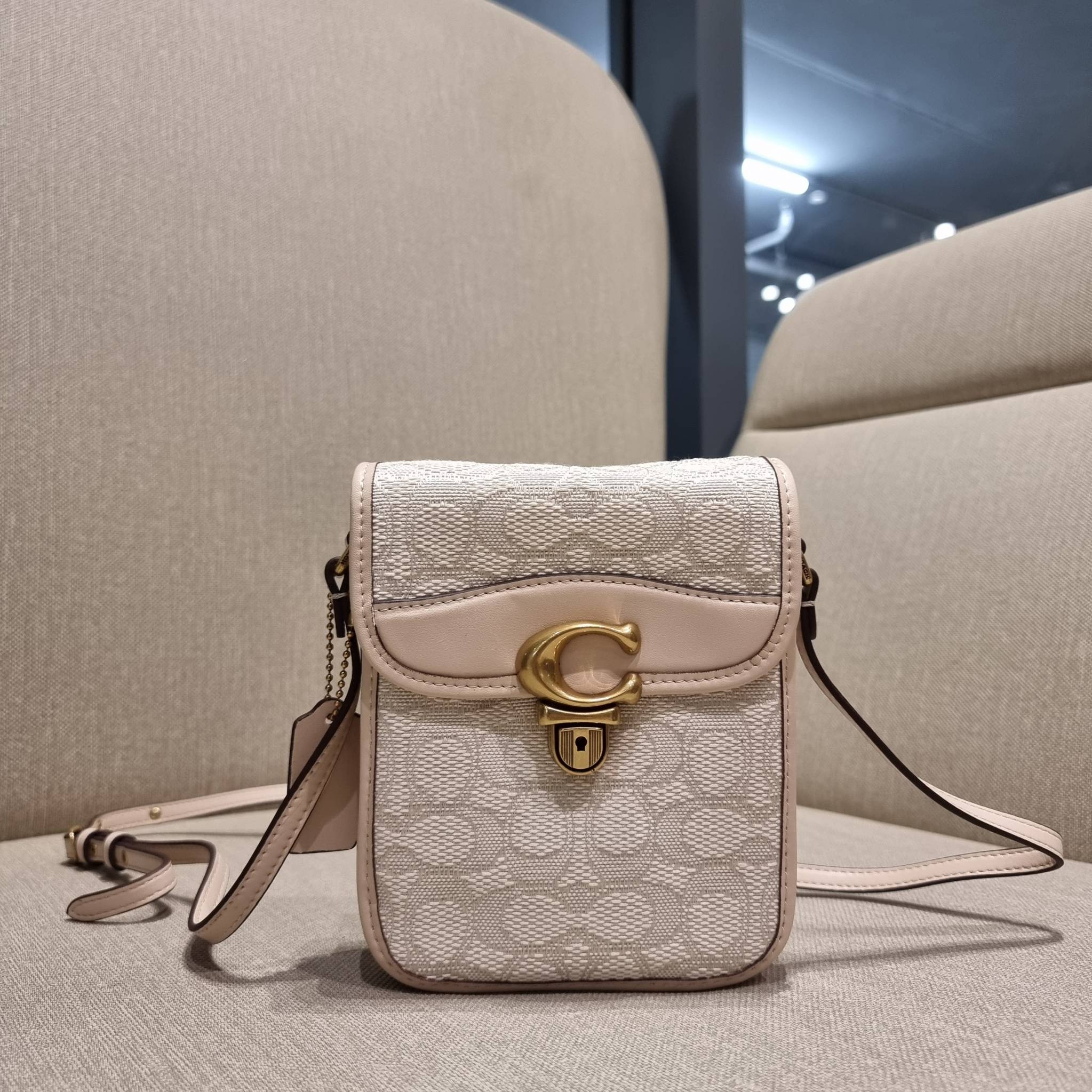 COACH CA191 TALL STUDIO CROSSBODY IN SIGNATURE JACQUARD กระเป๋าสะพายข้างไซส์มินิ ดีไซน์ลูกคุณหนู น่ารักที่สุด!! น่าใช้ไม่อยากวาง!! ดีไซน์รูปทรงกำลังสวย ใช้งานสะดวกด้วยตัวกดเลื่อนล็อค วัสดุผ้า jacquard สลับหนังแท้ มาพร้อมสายสะพายข้างในตัว ใส่ของสำคัญแบบพกพ