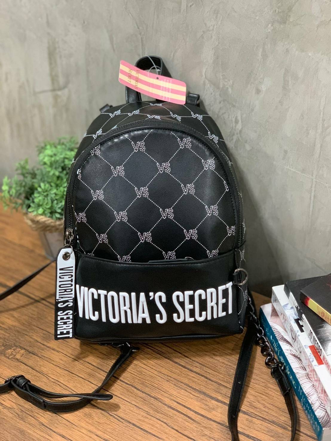 VICTORIA'S SECRET Monogram Mini Citypack กระเป๋าเป้รุ่นใหม่ ดีไซน์สวยเรียบหรู วัสดุหนังเรียบลาย Monogram Cool ขนาดกลางกำลังดี ใส่มินิไอแพค กระเป๋าสตางค์ยาวได้ น้ำหนักเบา เปิดปิดด้วยซิปเดียวหางซิปยาวสกรีนโลโก้แบรนด์ สายสะพายโซ่ต่อหนังแบบเข็มขัดปรับระด