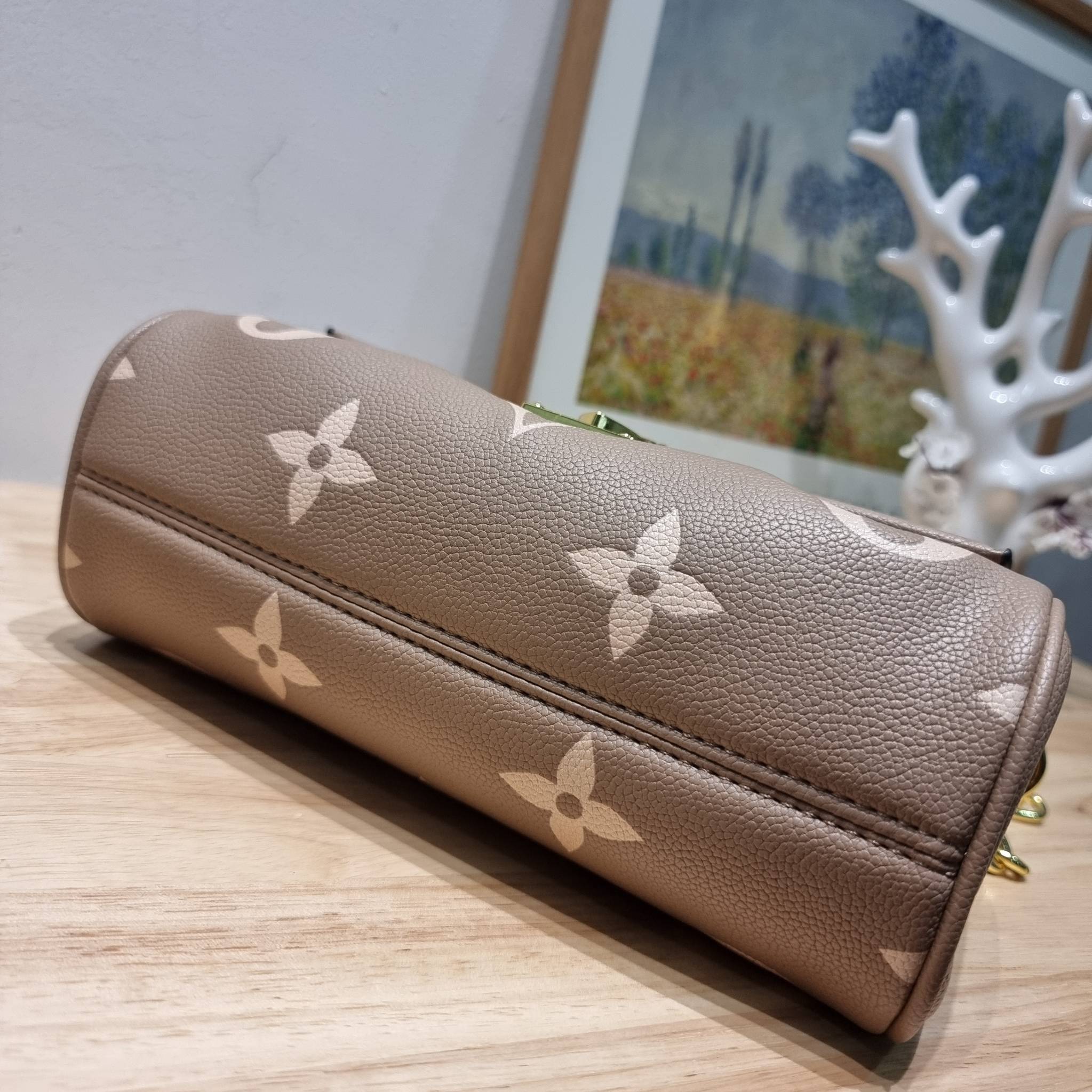 LV Favorite Bicolor Monogram Empreinte Leather - Handbags / LV FAVORITE BAG กระเป๋าสะพายคอลใหม่ล่าสุด สวยหรู ดูแพง ดีไซน์รูปทรงออกมาให้ใช้งานได้ง่าย เปิด-ปิดด้วยอะไหล่แม่เหล็ก ภายในโล่งกว้าง