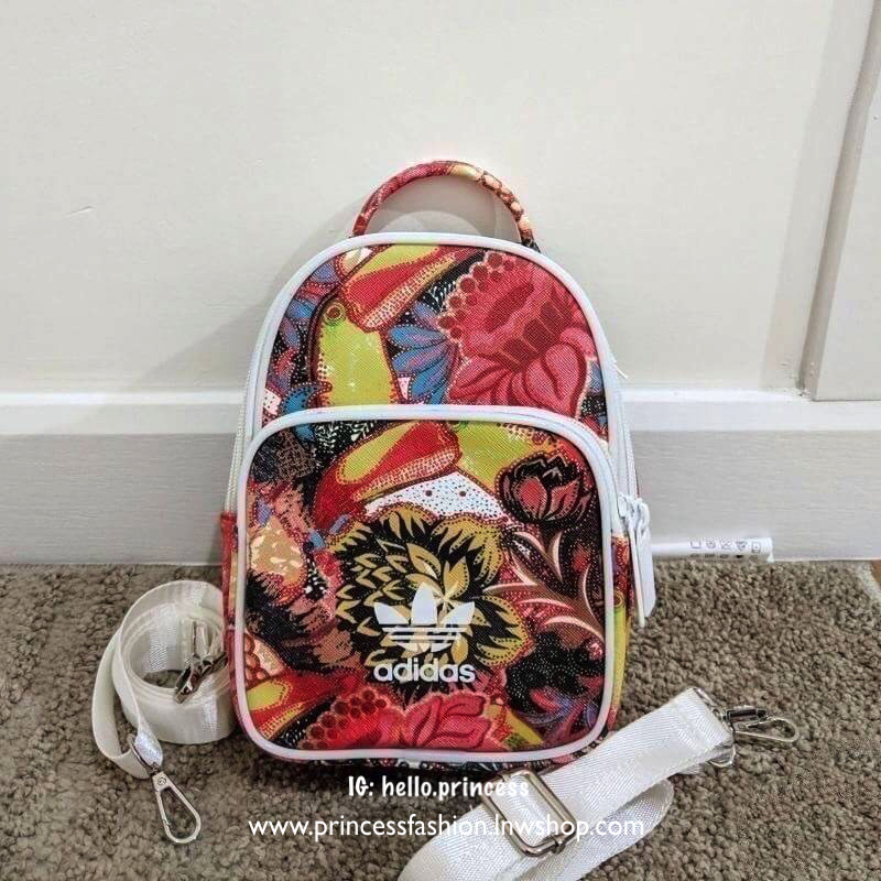 ADIDAS 2WAY MINI BACKPACK Y2018 กระเป๋าเป้หรือสะพายสไตล์ Sport รุ่น Limited Edition ขนาดมินิ กำลังดี กันน้ำ น้ำหนักเบา ด้านหน้ามีโล้โก้และช่องซิป เปิดปิดด้วยซิปสะดวกใช้ หัวซิปแบรนด์ ภายในมีช่องใส่ของ หูจับถนัดมือ สายสะพายลายสวยเก๋เลื่อนปรับได้ freesize สา