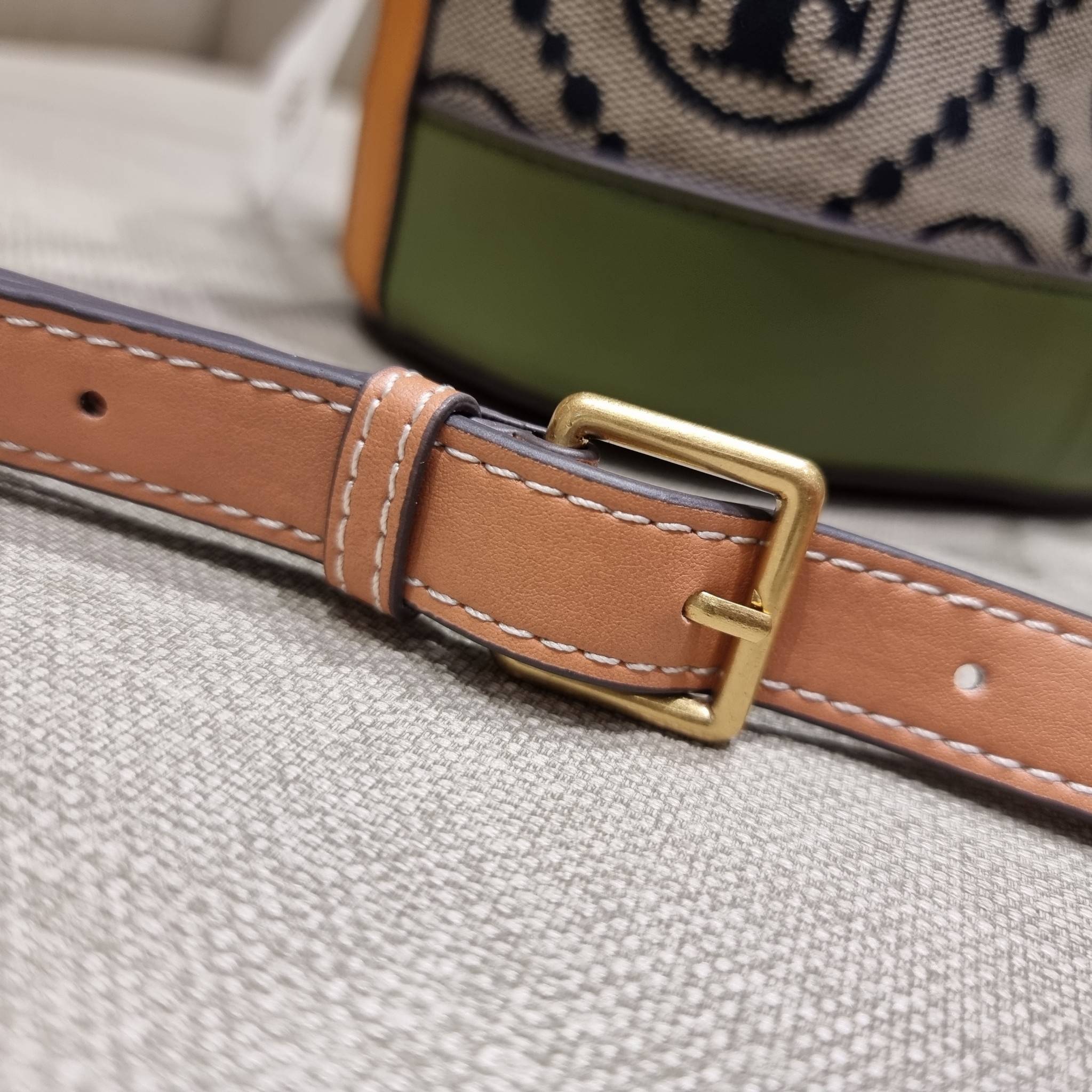 TORY BURCH T MONOGRAM COLORBLOCK JACQUARD BUCKET BAG ไอเท็มใหม่ที่ใครๆก็รอ กระเป๋าบัคเก็ตทรงสวย ที่ยังคงให้ความโดดเด่นด้วยลวดลายเอกลักษณ์ เพิ่มเติมดีไซน์บล็อคสี ตัดกันได้อย่างลงตัว ถักทอบนวัสดุ woven jacquard ลายคมชัด สลับส่วนของหนังแท้ ภายในเป็นช่องโล่งก