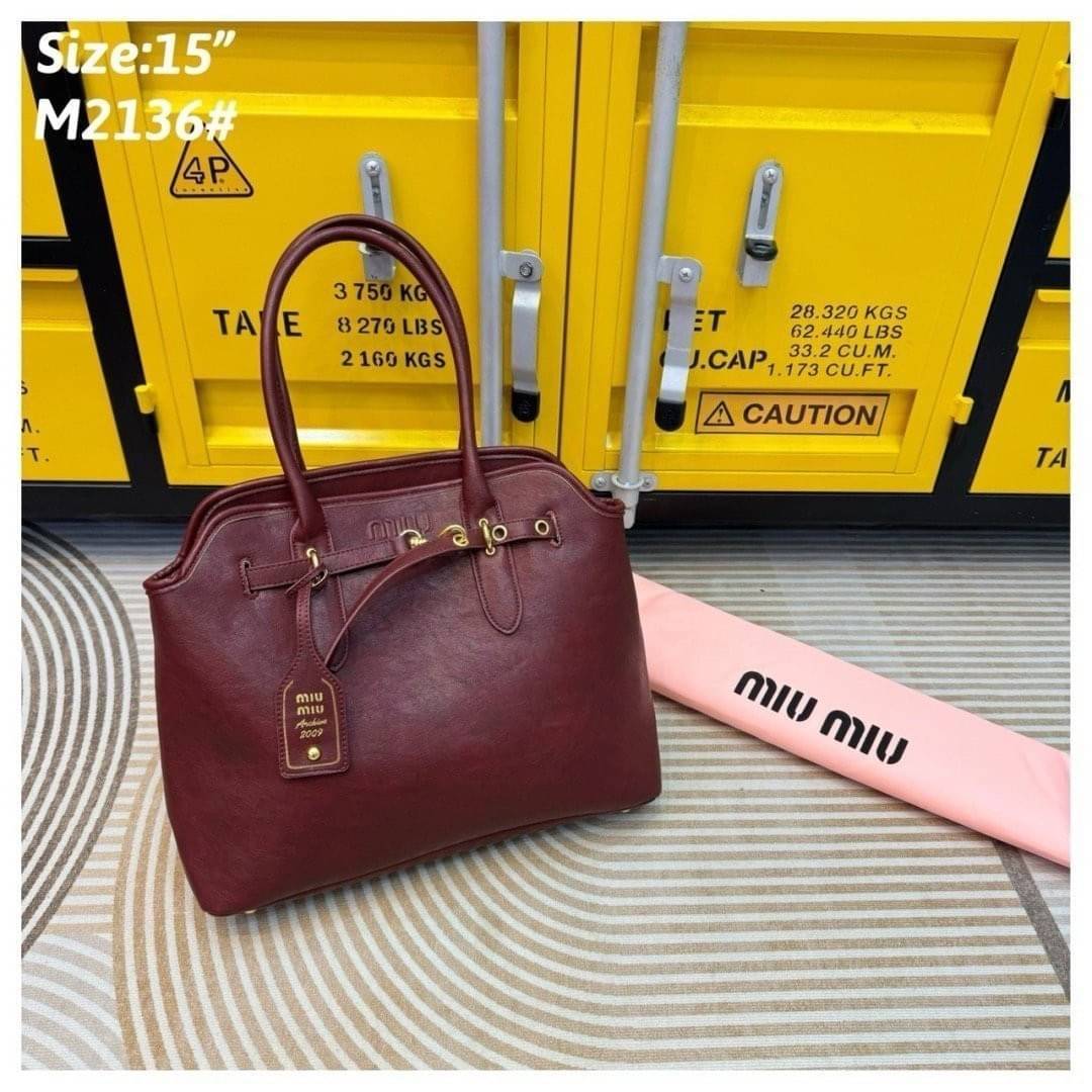 MIU MIU Aventure nappa leather bag กระเป๋าถือใบใหญ่ รุ่นใหม่สวยเก๋สุดชิค ทรงเก๋ ใช้งานง่าย เรียบหรูดูลัคชูสุดๆ เป็นไอเท็มที่ถือแล้วดูมีเทสมากกก