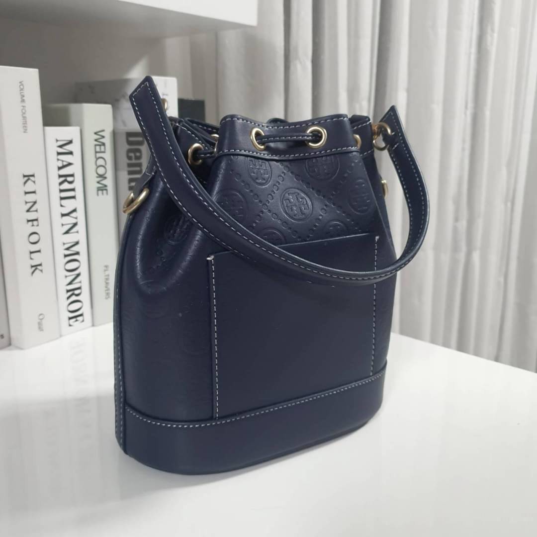 OUTLET 】BEST PRICE!! ปรับราคาพิเศษ เหมาะกับให้เป็นของขวัญที่สุด! งานช็อป 💕 Tory burch monogram leather bucket bag ดีไซน์สวยงามตามแบบฉบับของแบรนด์แล้ว **ที่ทำจากวัสดุหนังแท้ ตัวกระเป๋าอยู่ทรงสวยมีลายแบรนด์สวยหรู ใช้รูดเปิดปิด ภายในบุผ้าอย่างดี มีช่