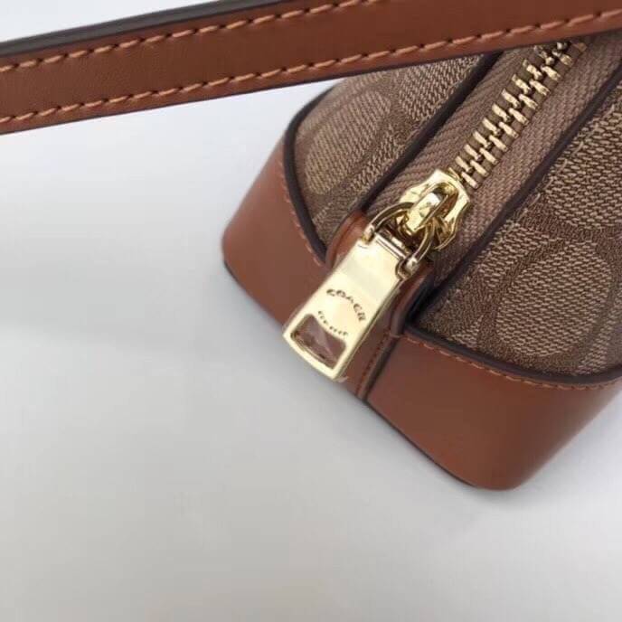 Coach Mini Sierra Signature กระเป๋าถือทรงโดม ภายในกว้างสามารถใส่กระเป๋าเงินเล็ก และมือถือได้ และยังมีช่องซิปเล็ก 1 ช่อง ด้านหลังมีกระเป๋าเล็กเก็บบัตร 1 ช่อง ใครยังไม่มีพลาดไม่ได้แล้วนะคะ