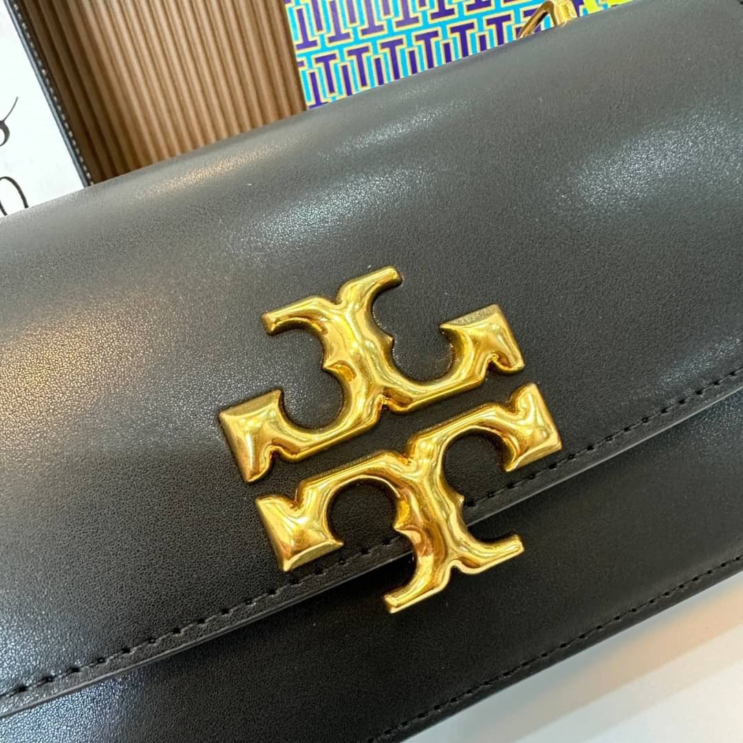 TORY BURCH ELEANOR SMALL LONG CONVERTIBLE SHOULDER กระเป๋าสะพายทรงยาว E/W Eleanor Convertible สูดหรู ดูแพง หนังแท้ เรียบสวยหรู โดดเด่นด้วยป้ายโลโก้สีทอง ลาย Double T อันเป็นเอกลักษณ์ ภายในช่องโล่งกว้างสามารถใส่โทรศัพท์ได้ทุกรุ่น สามารถใส่กระเป๋าสตางค์ใบยา