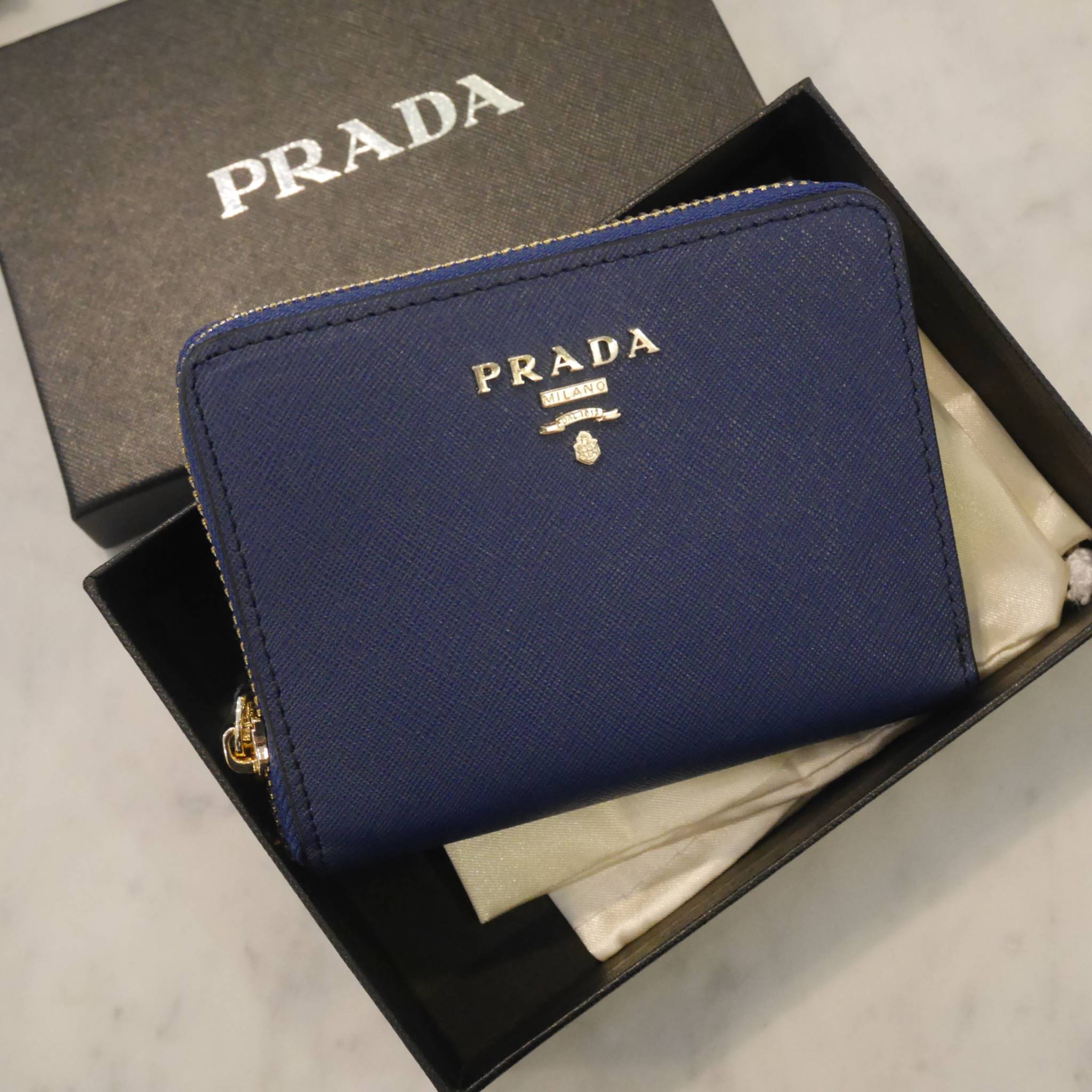 New Color•• รุ่นที่รอคอยสำหรับสาวๆที่ชอบ กปต.สั้น ก็มาแล้วค้า กับ Prada Short Saffiano wallet กระเป๋าสตางค์สั้น ขนาดกะทัดรัด เปิดปิดด้วยซิป อะไหล่ทอง ปั้มแบรนด์ ทั้งใบ **จุดเด่น มีช่องใส่รูปถ่าย ใส่บัตรได้หลายช่อง ด้านในมีช่องซิปแยกอีก1ช่องค้า อีกหนึ่งไอเ