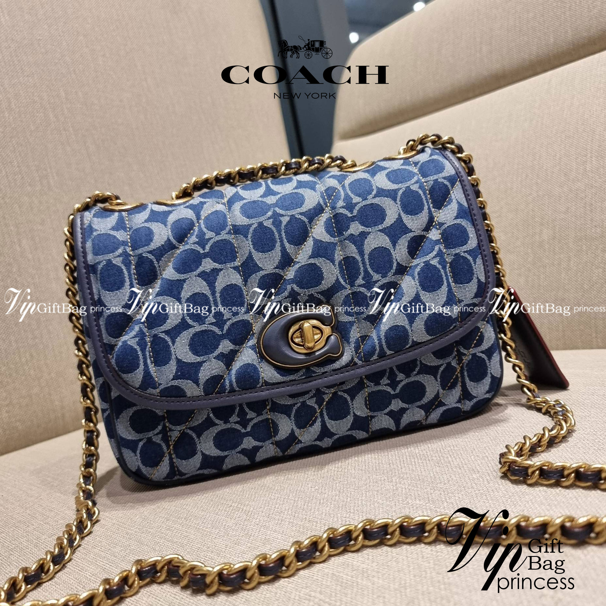 COACH CA104 PILLOW MADISON SHOULDER BAG IN SIGNATURE DENIM WITH QUILTING หรูหราที่หนึ่งต้องยกให้เลย กับไอเท็มนี้ กระเป๋าสะพายดีไซน์สุดล้ำ เดินเส้นสวยคม วัสดุผ้าเดนิม สวยเฉียบ ดูแพง เปิด-ปิดด้วยตัวบิดล็อค ใช้งานสะดวก ด้านหลังมีช่องเก็บของจุกจิกได้ ภายในแบ่