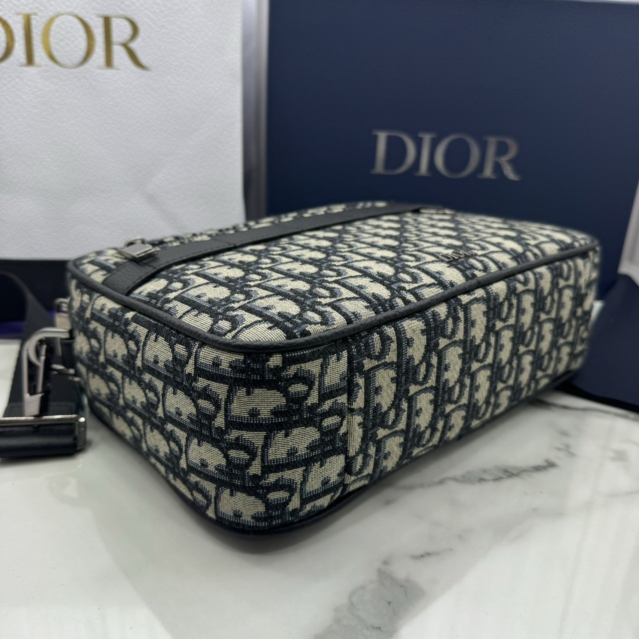 DIOR Maxi Safari Bag with Strap / The hallmark Safari bag / Black Blue Oblique Jacquard / DIOR Messenger Bag กระเป๋าสะพายทรงแมสเซ็นเจอร์เอกลักษณ์ของแบรนด์แห่งตำนานความหรู