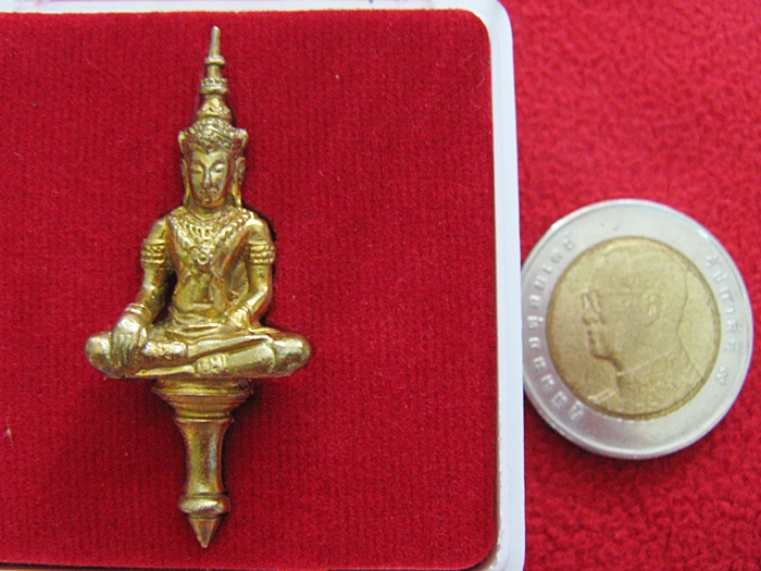 สินค้าหมดค่ะ พระยอดธงทรงเครื่องตากสินมหาราช รุ่นรวยเงินล้าน (ปลุกเสกโดย พ่อท่านเขียว หลวงพ่อคูณ หลวงพ่อรวย) วัดนาคกลางวรวิหาร พร้อมกล่องเดิมค่ะ