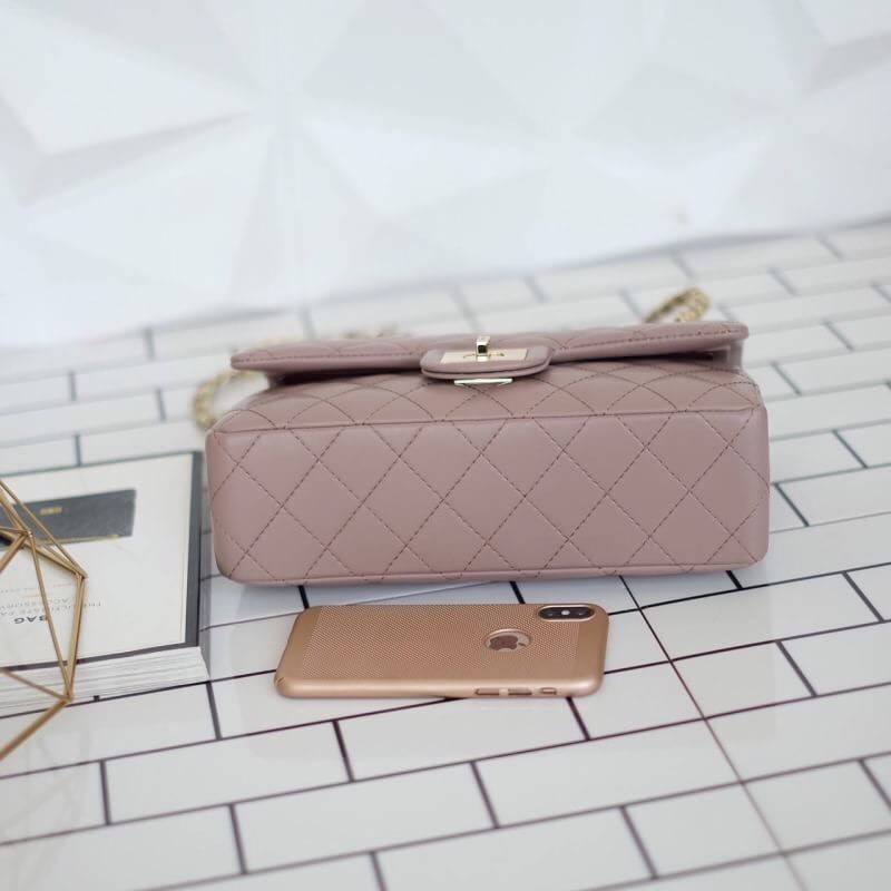 KEEP รุ่น KEEP shoulder Quited chain handbag สวย หรู มากๆ เลยน๊า กระเป๋าอยู่ทรง เย็บตารางสวย แถมใช้หนังตัวใหม่ Microfiber สวย ทน กว่าเดิม รอบนี้มาพร้อมสีใหม่ให้เลือกด้วยนะค๊า