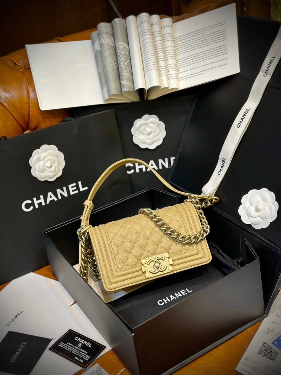 CHANEL BOY BAG 20cm กระเป๋าสุดคลาสสิคตลอดกาล งานหนังแท้ ขนาดเล็กน่ารัก ไม่ว่าเวลาจะผ่านไปเเค่ไหนก็ไม่เคย Out สำหรับรุ่นนี้ เรียบ หรู คลาสสิค ผู้ดี ไฮโซที่แท้ทรูอะไหล่เงินรมขวัญสวยมากค่ะ 🧡เกรดท็อปออริ เทียบแท้ 1:1 ใช้งานต่างประเทศได้