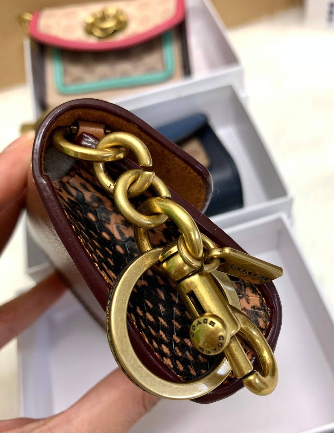 พวงกุญแจสวยๆ ไว้คล้องกระเป๋าใบสวยยกันค๊าา😘 COACH PARKER CHARM COLORBLOCK SIGNATURE ✔️พวงกุญแจจากแบรนด์ Coach สินค้าจำนวนจำกัดนะคะ❗️ ✔️สามารถใช้เป็นพวงกุญแจ//หรือใส่เหรียญด้านในกระเป๋าได้ค่ะ//เปิดปิดแบบกระดุมนะคะ