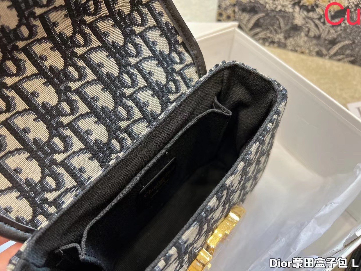 DIOR 30 Montaigne Box Bag / DIOR BAG พร้อมส่ง กระเป๋าสะพายดิออร์ เอกลักษณ์ของความหรู ไซส์มินิทรงสี่เหลี่ยมสวยหรูอยู่ทรงเปิดปิดด้วยฝาปิดโลโก้แบรนด์อะไหล่ทอง