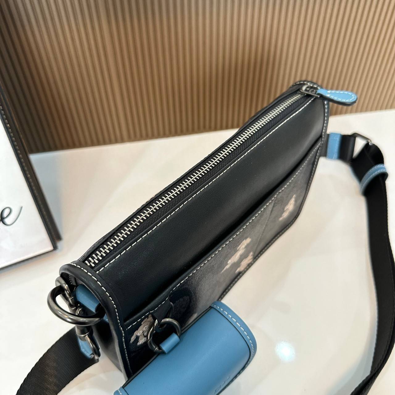 Coach Heritage Convertible Crossbody In Signature Canvas With Creature Print( cc131) กระเป๋าไฮบริดแบบถอดได้รุ่นใหม่ หล่อเท่ส์ สะพายสามารถสะพายทำงานดูดีสุดๆคะ มาพร้อมกระเป๋าใบเล็กห้อยสุดเก๋ วัสดุแคนวาสตัดขอบหนังแท้ เปิด ปิดด้วยซิป ซับในผ้า ด้านนอกกระเป๋าเป