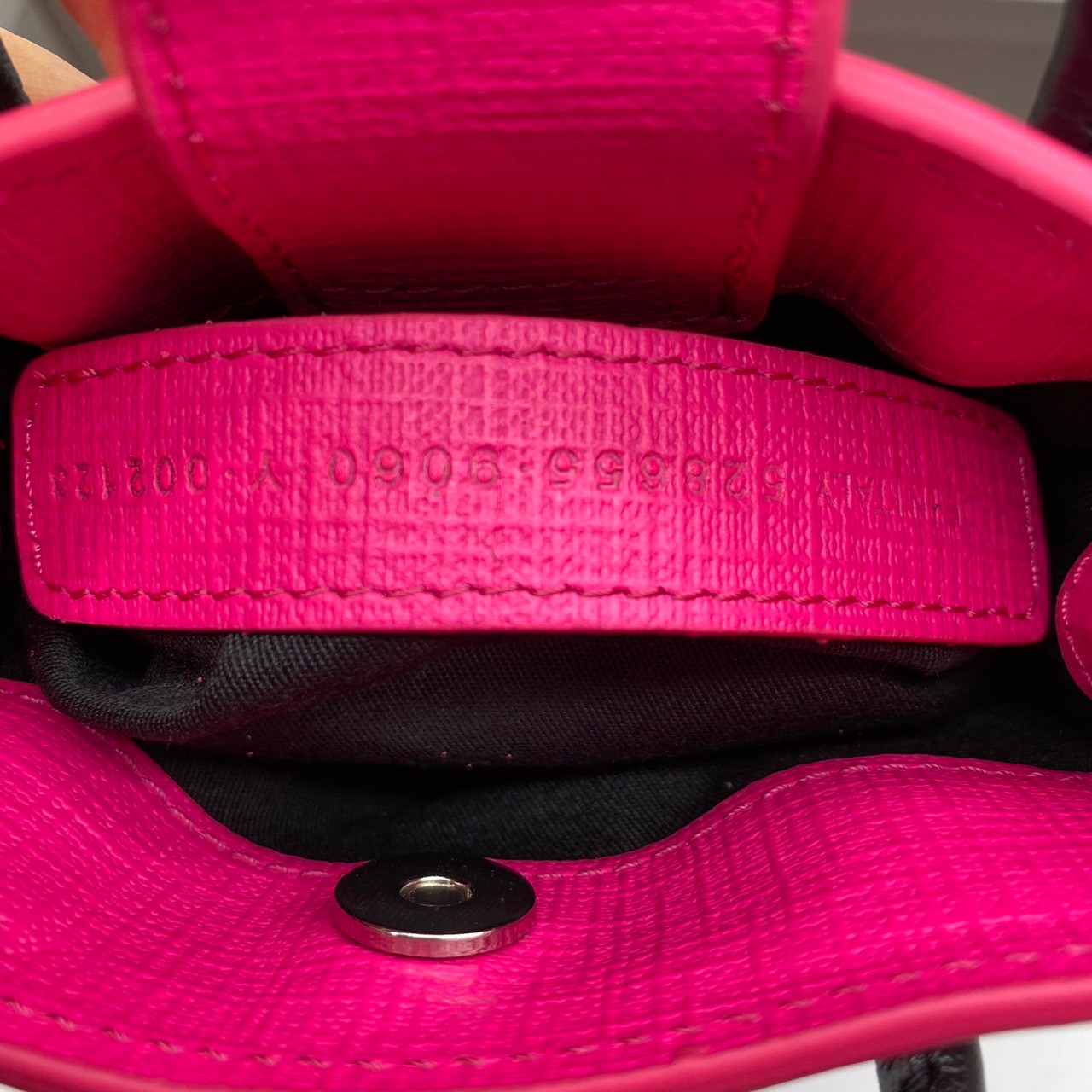 หนังแท้ BALENCIAGA Shopping Phone Pouch leather tote พกกระเป๋าช้อปปิ้งขนาดมินิ ไปทุกที่ในฤดูกาลนี้ ดีไซน์ที่ใช้ได้ทุกวันตั้งแต่หนังแบบมีเท็กซ์เจอร์ ภาพสินค้าถ่ายจากงานขายจริง ใช้งานต่างประเทศได้