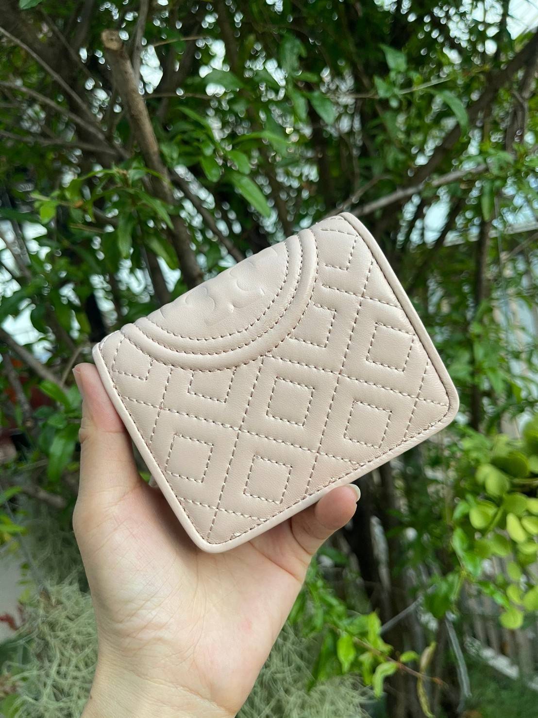 ของแท้ 💯% Tory burch fleming bifold mini wallet กระเป๋าสตางค์ทรงพับ2ตอนที่มีฟังก์ชั่นครบ ทั้งใส่การด์ เหรียญและธนบัตรได้ ดีเทลลายตารางเย็บสองชั้น