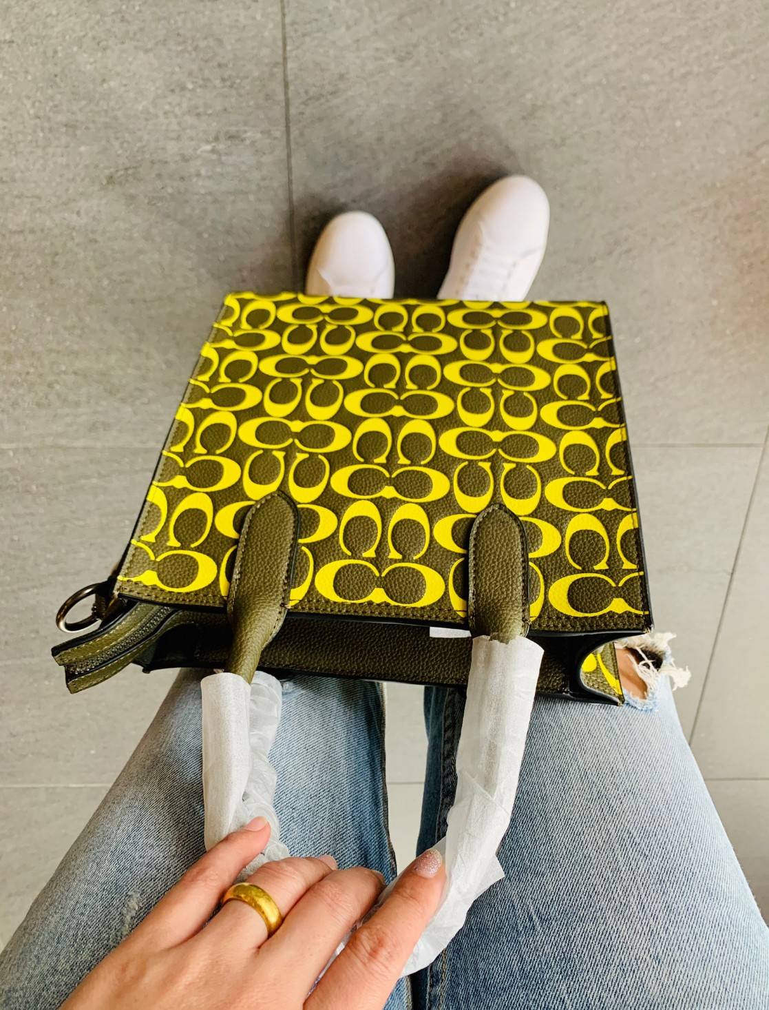 COACH COLORFUL GOTHAM TOTE SIGNATURE ((CA814)) รุ่นนี้ใช้ได้ทั้งผู้ชายและผู้หญิง ขนาดกลางๆกำลังสวยเลยค่ะ ใหม่ล่าสุด ก่อนใคร! กับกระเป๋าที่รังสรรค์สีออกมาได้สดใส เรียกได้ว่าจัดเต็มในเรื่องสีมีเดียวค่ะ หนังแท้ ลายหนังสวย บวกกับโลโก้แบรนด์ทั้งใบที่ลงลายสีได้