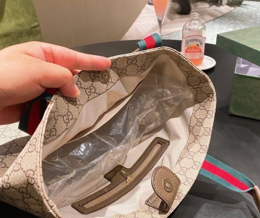 VIP 】Soft GG Supreme Ophidia Tote | GUCCI พร้อมส่งที่ไทย กระเป๋าถือ/สะพายไหล่ วัสดุผ้าแคนวาสและหนังแท้ ด้านในโล่งกว้าง จุของได้เยอะ ทนทาน ใช้งานได้บ่อย ทุกโอกาส ทุกสถานการณ์ เรียบหรูดูดี ไอเท็มแนะนำไม่ควรพลาดเลยค่า ราคาดีมากกก!!!