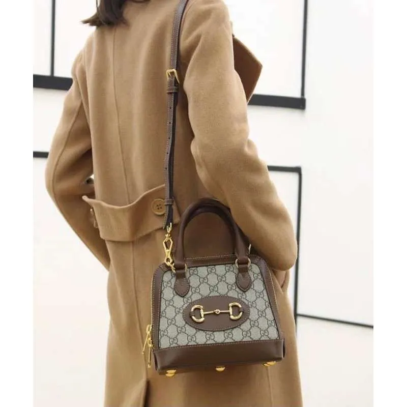 Gucci Horsebit 1955 mini top handle bag / Gucci Horsebit 1955 mini Tote bag กระเป๋าสะพายกุชชี่ รุ่นใหม่ สีใหม่ งานซิปคู่อะไหล่สีทอง มาพร้อมสายสะพายยาวถอดออกถือได้ งานสวยเป๊ะ ปั๊มทุกจุด ราคาสุดคุ้ม ภาพถ่ายจากงานขายจริง ใช้งานต่างประเทศได้