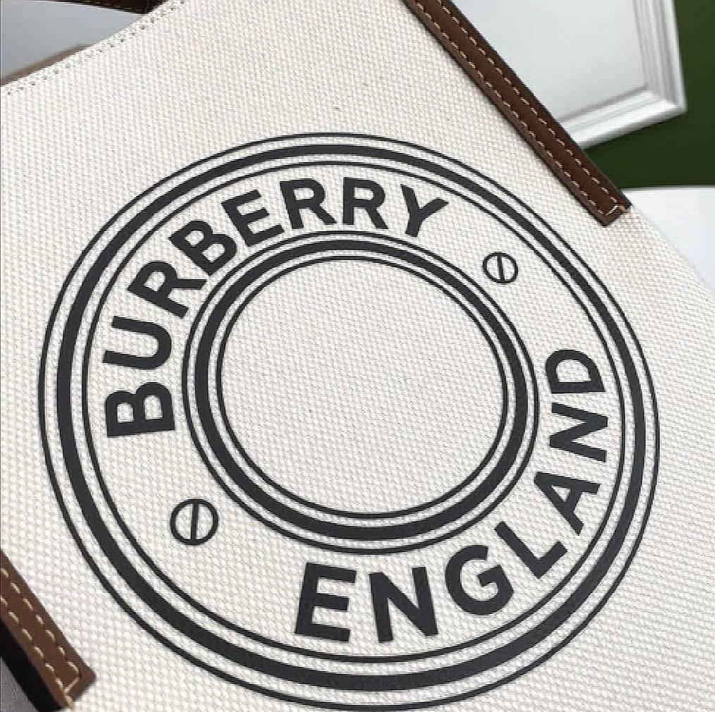 BURBERRY FRAGRANCES CROSSBODY BUCKET BAG วัสดุ Canvas & Leather สวยหรูอยู่ทรงมาพร้อมกระเป๋าคลัชใบเล็กสีน้ำตาลเข้าชุด ภายในโล่งกว้างและจุ สามารถใส่กล้อง มือถือ ของใช้ได้เยอะ มือจับ