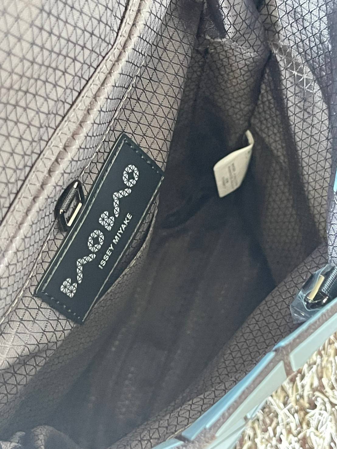 BAO BAO ISSEY MIYAKE Flap Backpacks กระเป๋าสะพายหลังรูปแบบใหม่จะเปิดตัว โดดเด่นด้วยฝาพับรูปสี่เหลี่ยมผืนผ้าที่เปิดและปิดได้ง่าย และรูปทรงแบบมินิมอล เป้สะพายหลังใช้งานได้ดีมาก