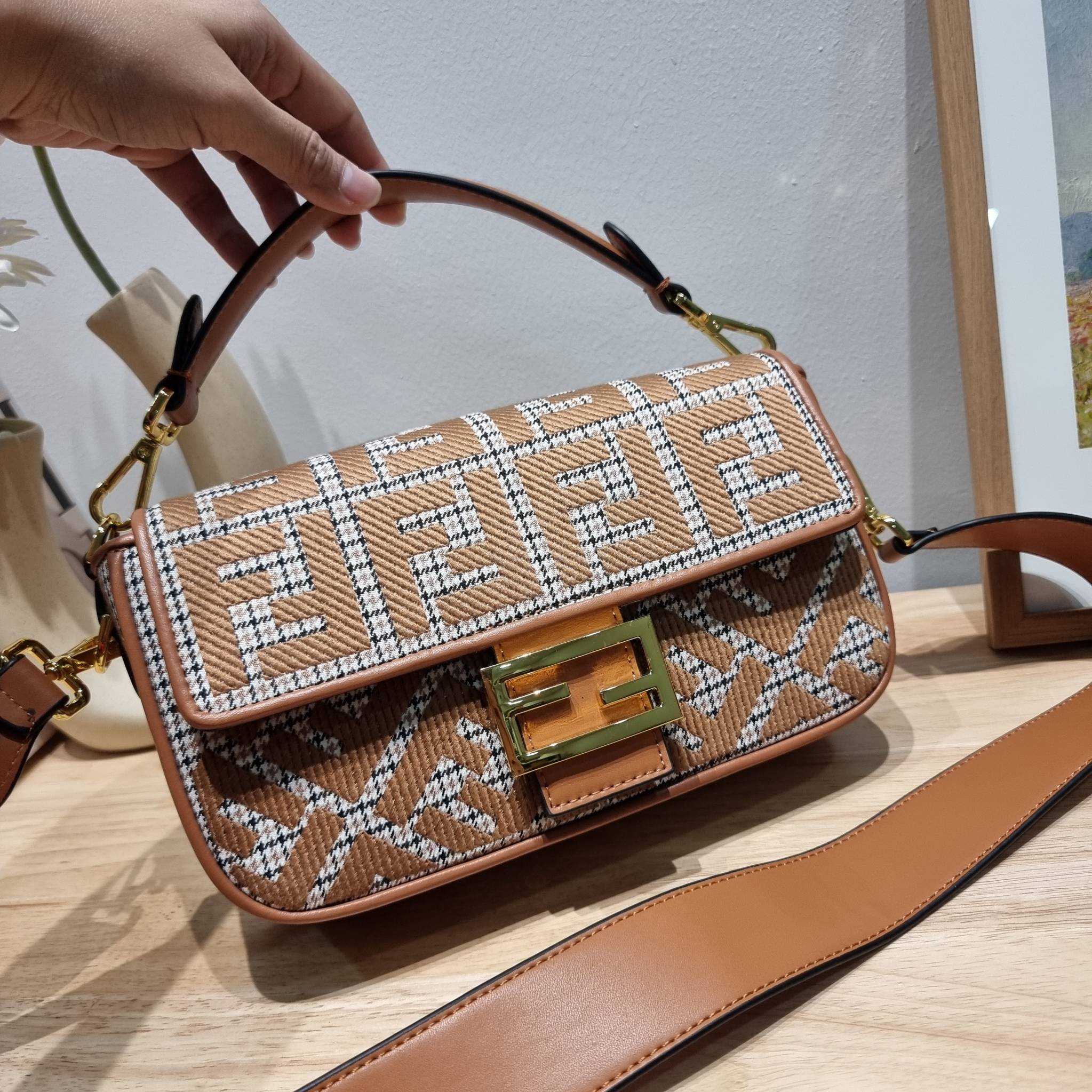 FENDI BAGUETTE MONOGRAM PRINT SHOULDER BAG / FENDI Baguette Brown houndstooth wool bag with FF embroidery อีกหนึ่งรุ่นใหม่ ปังไม่ไหวจ้าแม่!! กระเป๋าสะพายทรงแบคเกตต์ ดีไซน์ลวดลายรอบใบ มี texture โดดเด่นน่าใช้ ดูหรูและคลาสสิค