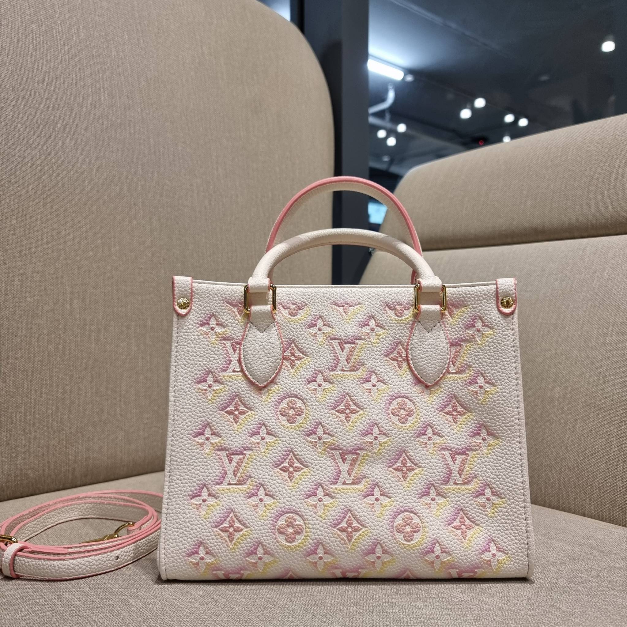 LV crossbody tote bag / LV Shopping Bag ดีไซน์ใหม่ น่ารัก ละมุน น่าใช้มาก กระเป๋าทรงโท้ทที่ใครเห็นต้องเป็นคลั่งรัก ดีไซน์คลาสสิค ผู้ดี หรูหรา โทนสีใช้งานง่าย ทุกสไตล์ วัสดุหนัง pepble มาพร้อมหูจับในตัว คล้องแขนก็ดูแพง หรือจะเกี่ยวสายครอสสะพายก็อัพลุคได้เล