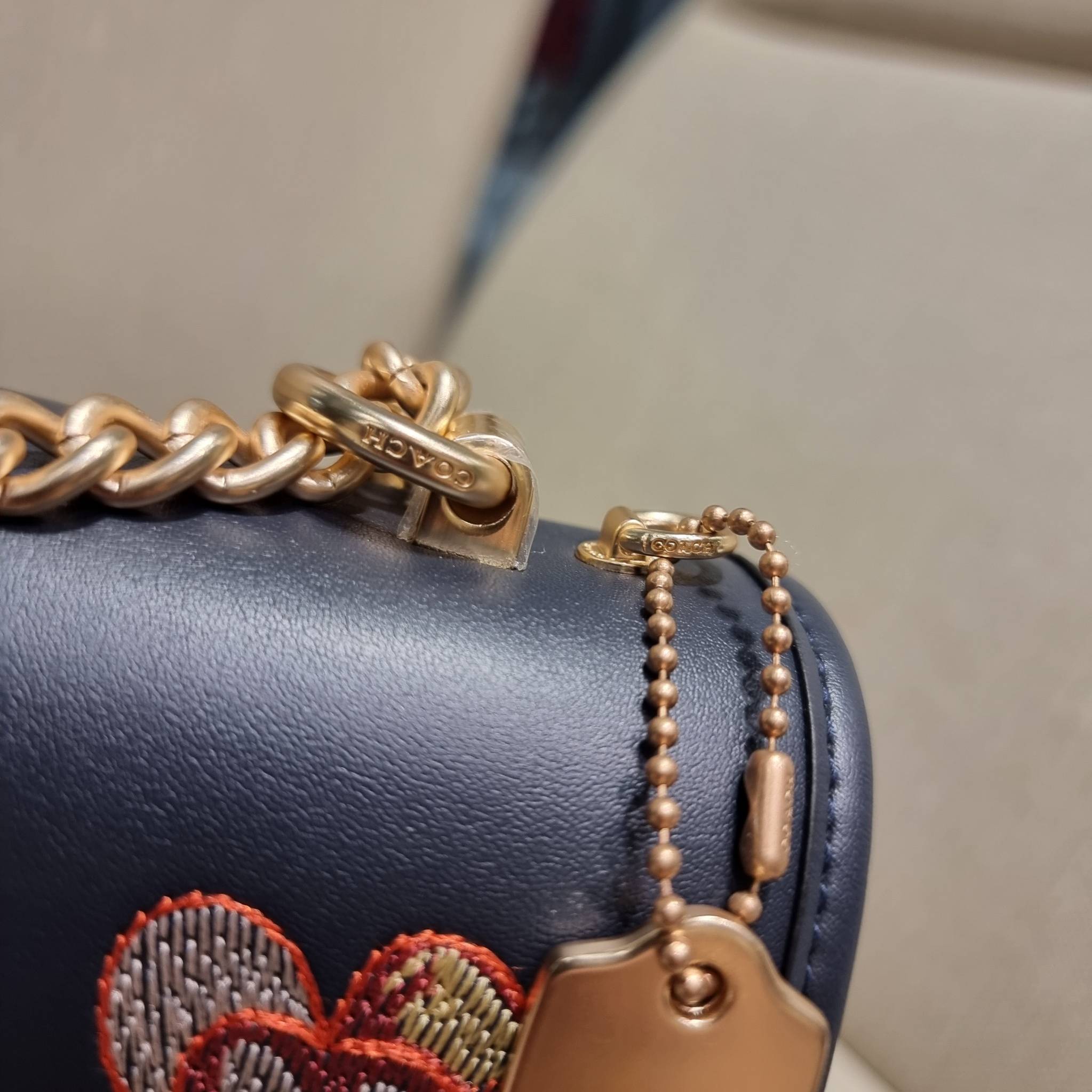 COACH C9230 KLARE CROSSBODY IN SIGNATURE CANVAS WITH FLORAL EMBROIDERY น้องใหม่คอลล่าสุด กับกระเป๋าสะพายข้าง โทนสีละมุนลูกคุณหนู ดีไซน์ปักดอกไม้เพิ่มลูกเล่น ให้ดูแพง วัสดุผนังแคนวาสสลับหนังแท้ สายสะพายโซ่สลับหนัง สะพายยังไงก็ขับผิว เปิด-ปิดด้วยกระดุมแม่เห