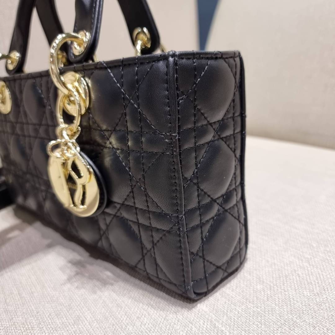 Medium Lady D-Joy Bag Cannage Lambskin / CD LADY D-JOY BAG ดีไซน์ใหม่ อัพเลเวลความหรู กับกระเป๋าสะพายข้างที่รอบนี้ดีไซน์รูปทรงโฉมใหม่ ใช้งานง่ายขึ้น สะดวกใช้มากขึ้น
