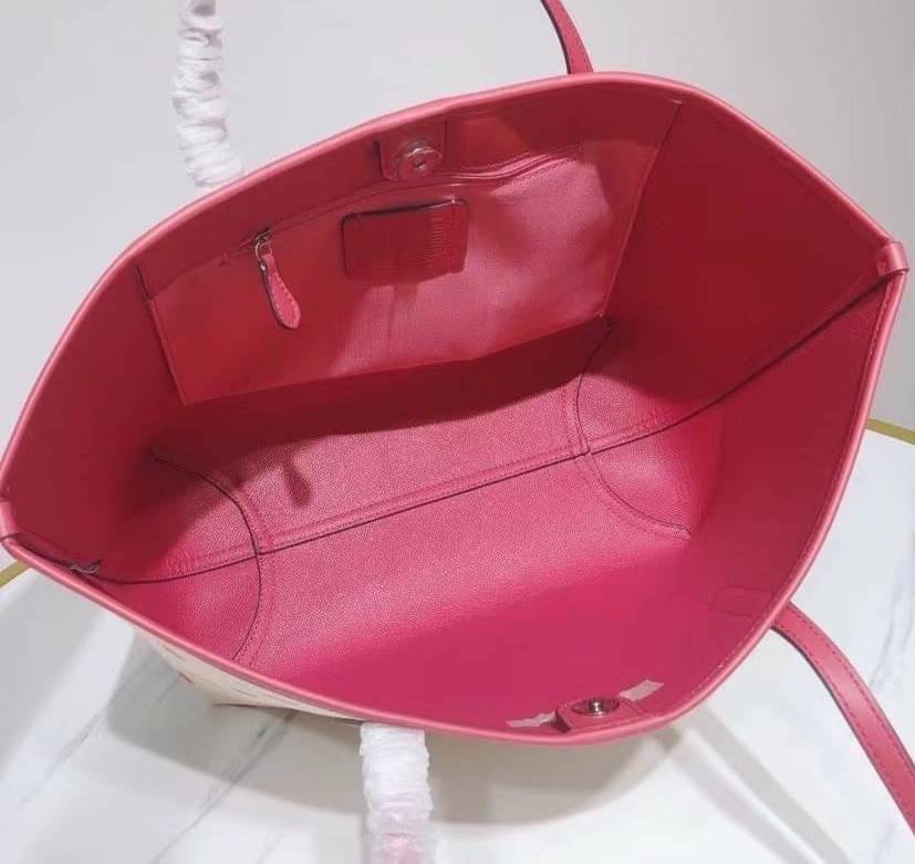 OUTLET 】COACH C4119 CITY TOTE WITH APPLE PRINT COACH CITY TOTE WITH POPSICLE PRINT C4277 แจกความน่ารักสดใส ด้วย 2 รุ่น กับเหล่าแอปเปิ้ลเขียวที่ยกมาทั้งสวน!! และลวดลายไอศครีมโทนชมพูแสนหวาน ดีไซน์ดึงดูดความสนใจได้ดีเลยทีเดียว กระเป๋าทรงช็อปปิ้งใบใหญ่ ที่จุย
