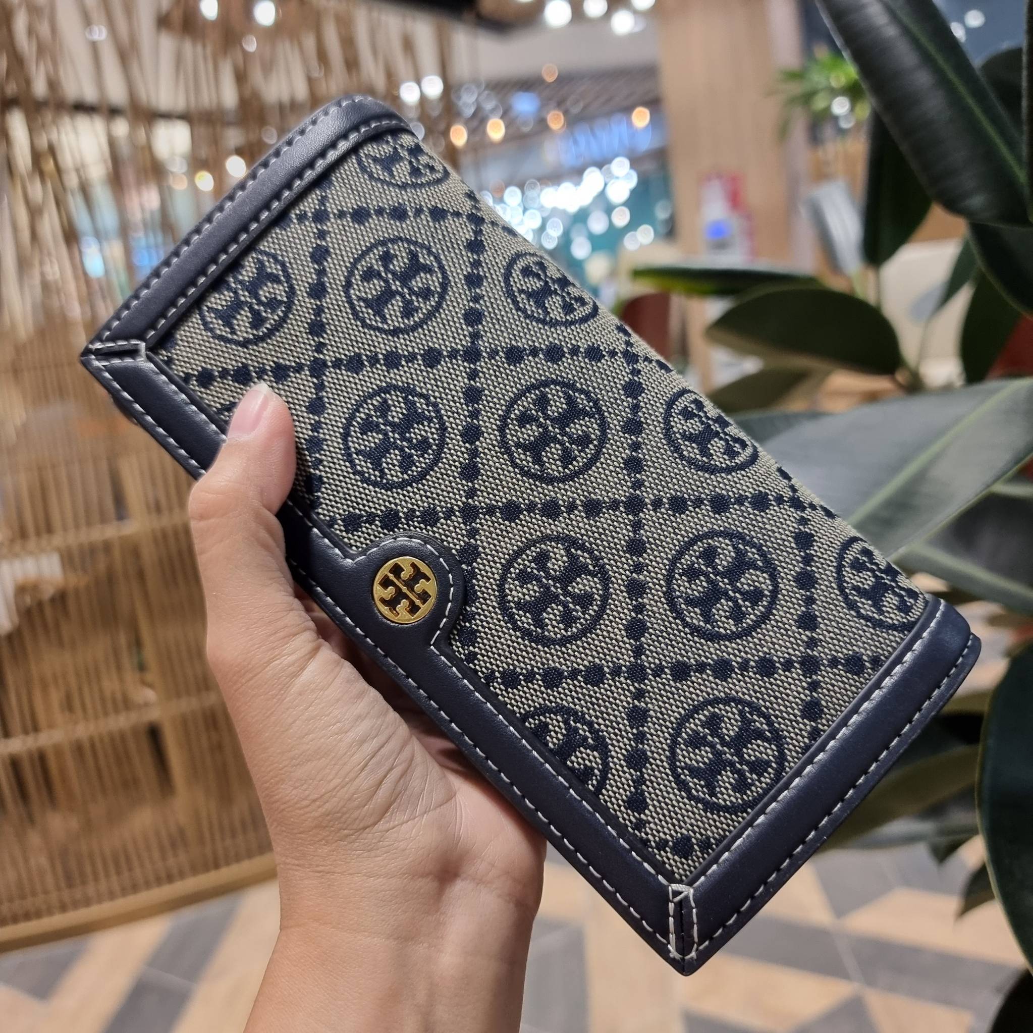 TORY BURCH T MONOGRAM JACQUARD CROSSBODY WALLET best seller ของคอลเลคชั่นนี้ ต้องไม่พลาด กับกระเป๋าสะพายกึ่งกระเป๋าสตางค์ ที่ช่วยให้ชีวิตง่ายขึ้น วัสดุผ้า jacquard ตัดสลับหนังแท้ เปิด-ปิดแบบฝาปิดแม่เหล็ก ภายในใส่ธนบัตรได้ มีช่องใส่บัตร และยังมีช่องซิปอีกด