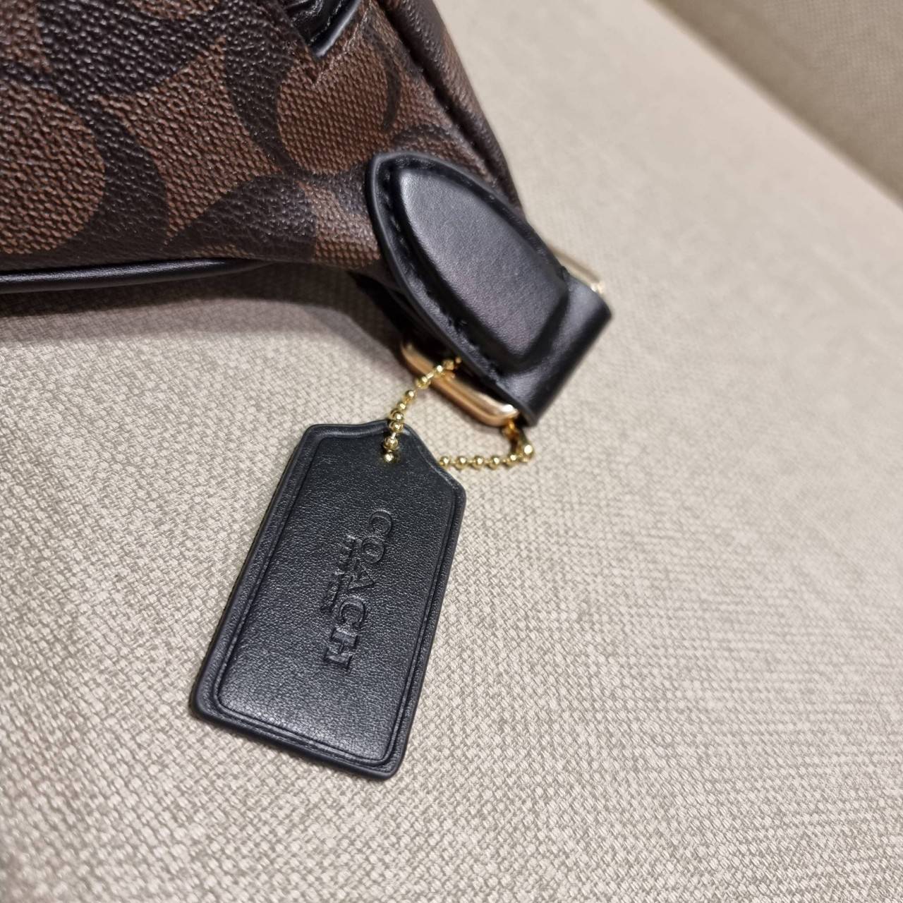 COACH F48740 BELT BAG IN SIGNATURE CANVAS กระเป๋าคาดอกทรง Unisex ที่ขายดีถล่มทลาย!! ขายได้ตลอดปี!! สวยเท่ทุกสี วัสดุหนังแคนวาสเคลือบคุณภาพดี ทนทาน ใช้งานง่าย ภายในเป็นช่องโล่ง เหมาะสำหรับคนที่ชอบพกอะไรง่ายๆ รับรองตอบโจทย์น้า