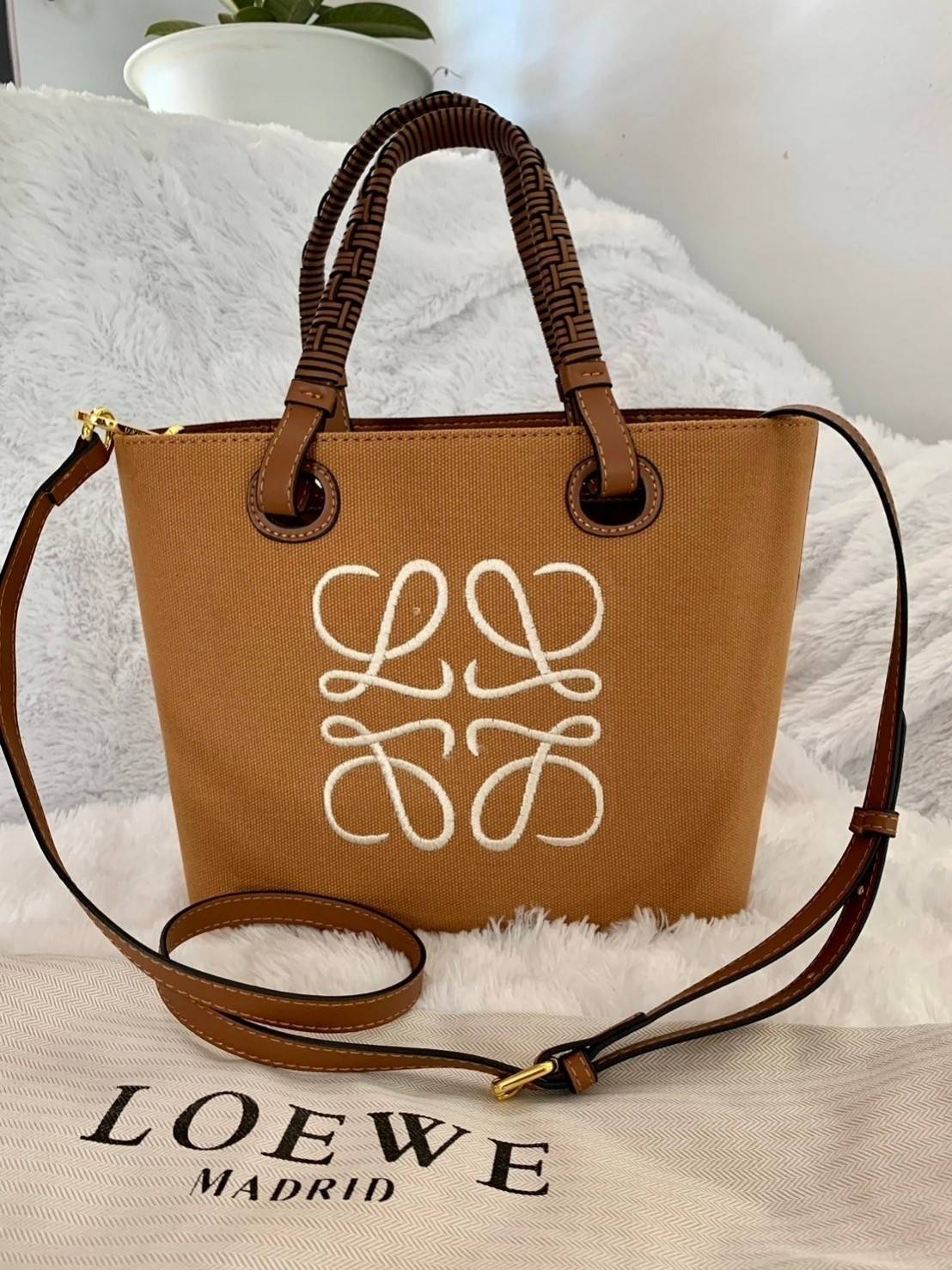 Loewe Anagram leather canvas tote bag / Loewe Tote Bag กระเป๋าโท้ทน้องใหม่ วัสดุทำจากหนังแคนวาส ใช้งานทนทาน ออกแบบมีสายสะพายไหล่และหูหิ้ว เรียกว่าใช้งานได้แบบ 2 in1 งานสวยล้ำ ไม่ซ้ำใคร ปักโลโก้ Anagram ที่ด้านหน้า เปิด-ปิดด้านบนด้วยเชือกผูก ด้านในมีช่องสำ