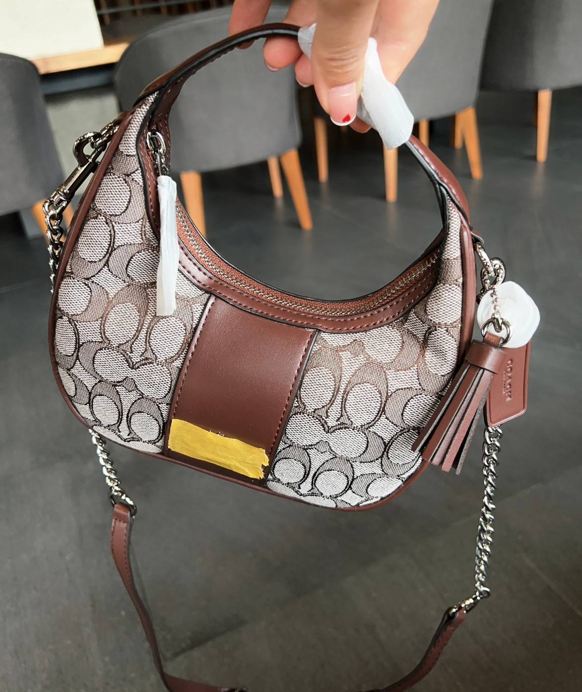 COACH CARMEN MINI CROSSBODY IN SIGNATURE JACQUARD กระเป๋ารูปทรงพระจันทร์โค้งมน น่ารักน่าใช้มากๆ!! เกรดท็อปออริ เกรดดีสุด สลับแท้ 1:1 ใช้ต่างประเทศได้