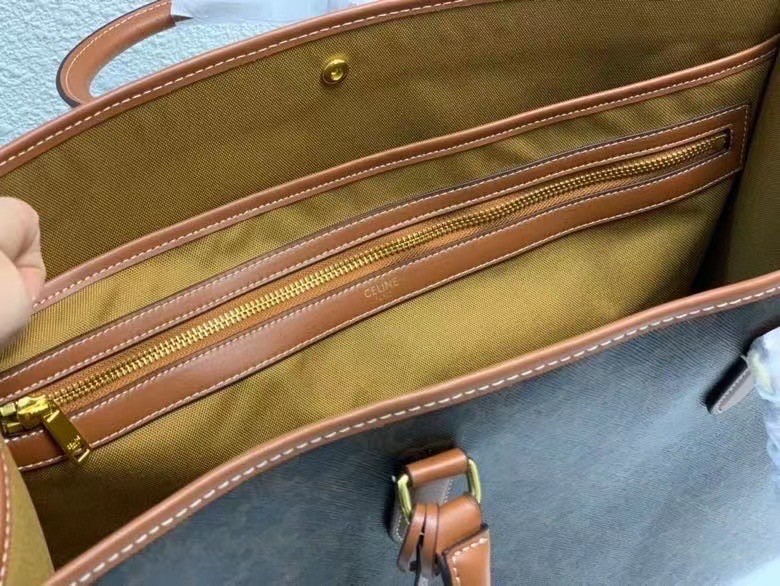 หนังแท้ CELINE HORIZONTAL CABAS IN TRIOMPHE CANVAS AND CALFSKIN / CELINE TOTE พร้อมส่งที่ไทย กระเป๋าโท้ทใบใหญ่ งานหนังแท้ CALFSKIN ทั้งใบ ใช้หนังเยอะมาก ราคานี้คุ้มมากค่ะ ภายในโล่งกว้าง จุของได้เยอะ ภาพสินค้าถ่ายจากงานขายจริง ใช้งานต่างประเทศได้