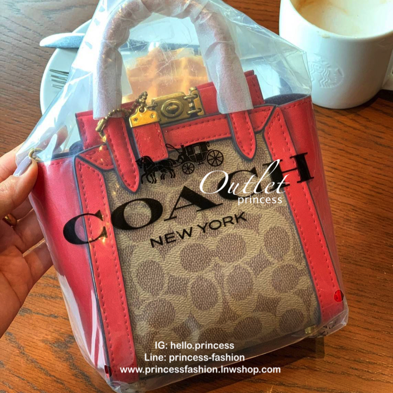 COACH TROUPE TOTE SIGNATURE CROSSBODY BAG กระเป๋าสะพายข้าง/ crossbody size mini หนังแท้ลาย C อะไหล่ทอง vintage เปิดปิดกระเป๋าแบบหมุนล็อค แม่เหล็กในตัว ภายในโล่ง ใส่ wallet สั้น มือถือทุกรุ่น ซัปในเป็นหนังกลับอย่างดี พร้อมสายสะพายถอด ปรับระดับได้ค่ะ