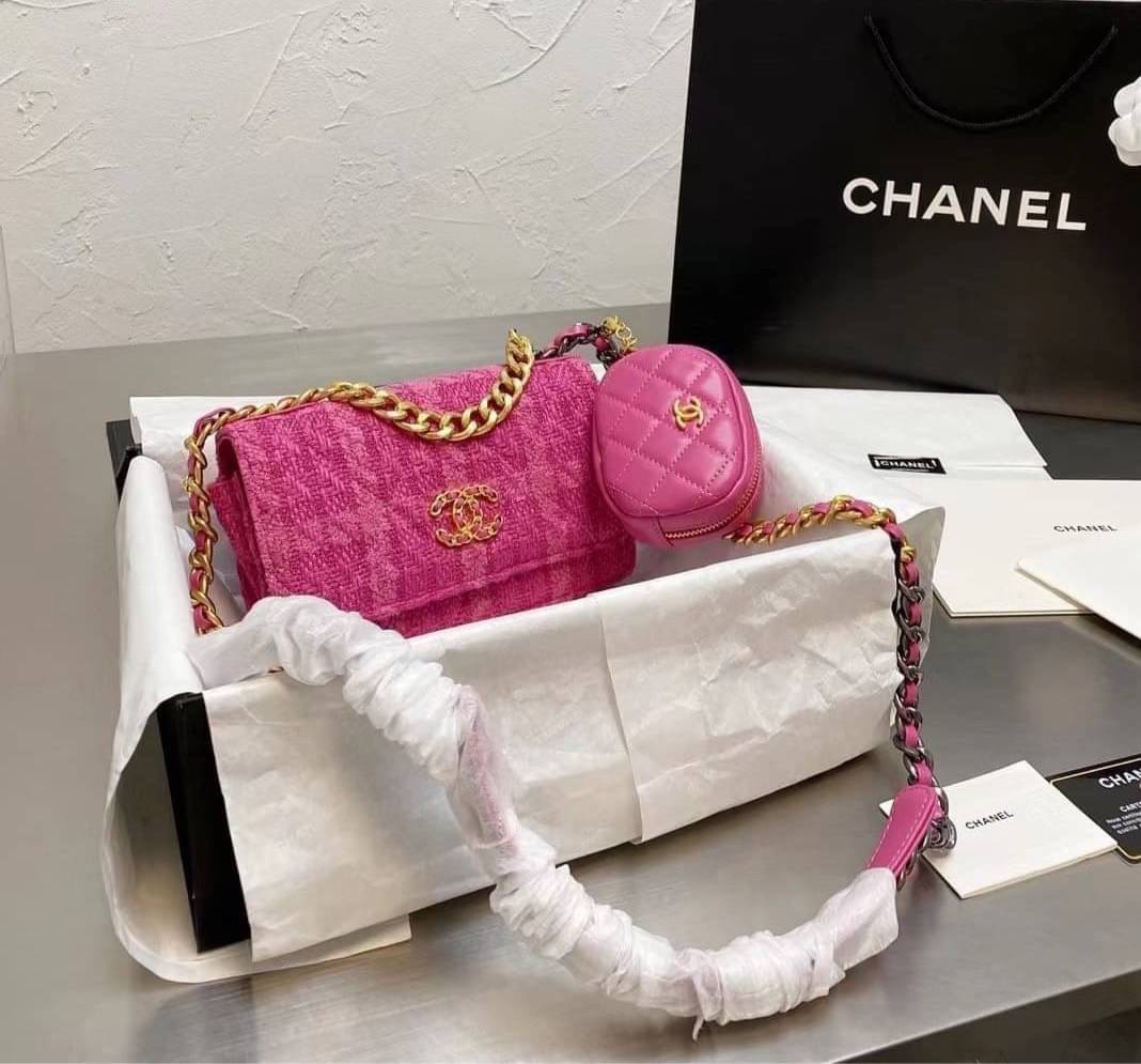 Chanel อเนกประสงค์ รุ่น Limited edition ลายวินเทจ พร้อมใบเล็ก หนังแท้ น้ำหนักเบา มีช่องใส่ของจุกจิก เปิดปิดด้วยฝาปิดกระดุม มีช่องใส่บัตร ช่องซิป ใส่กระเป๋าสตางค์ใบยาว ได้ค่ะ ตัวจริงสวยมากๆถูกใจรีบจองนะคะ ใส่มือถือได้ทุกรุ่น สายสะพายยาวคู่ สะพายได้สองแบบ ป