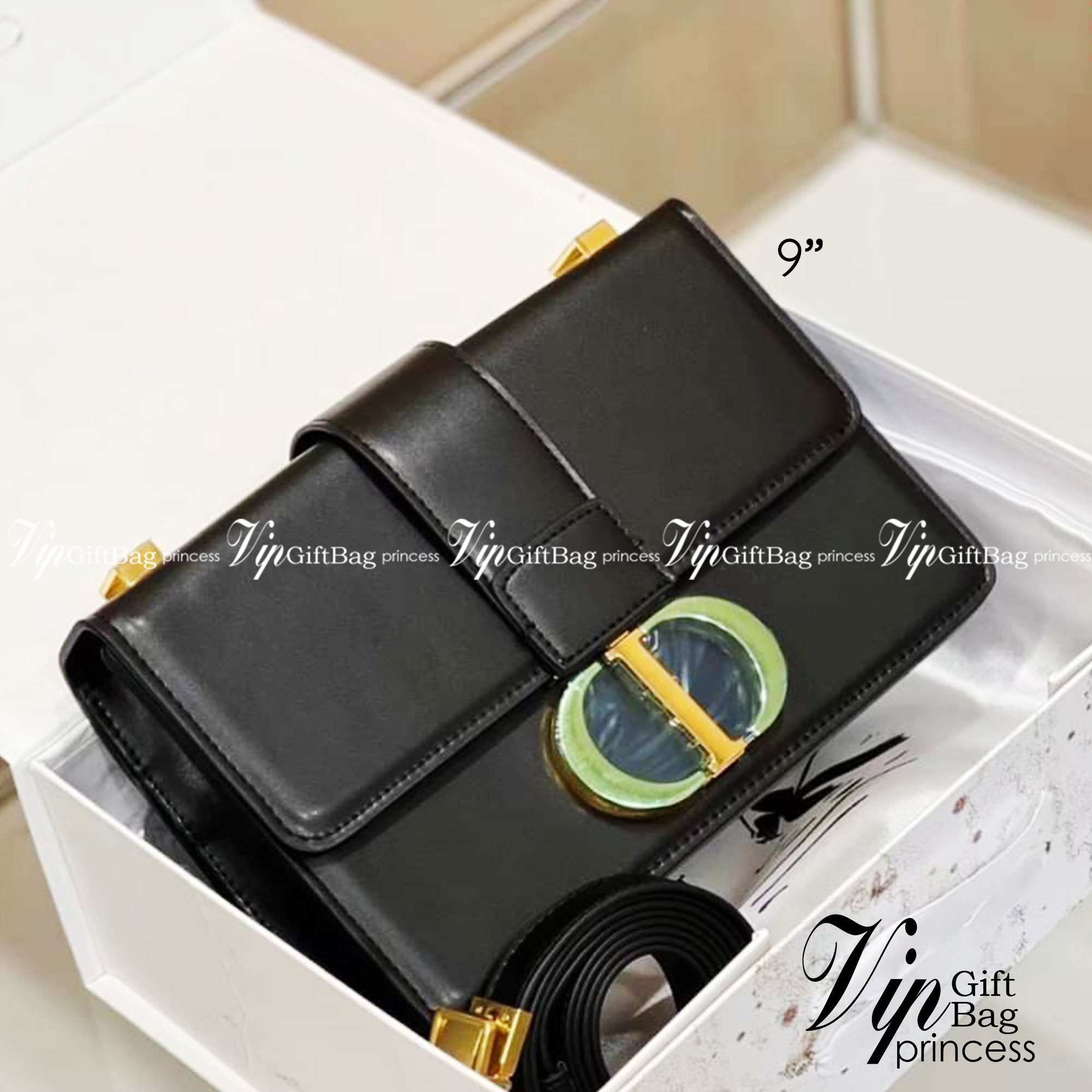 Dior 30 Montaigne Bag 9" รุ่นหนังเรียบ กระเป๋าสะพายดิออร์ เอกลักษณ์ของความหรู น้ำหนักเบา ไอเท็มหายาก!! Best seller!! ยกให้น้องเลย!! ดีไซน์เรียบหรูในความเป็นเอกลักษณ์ ใช้งานง่าย สะดวก ได้ทุกโอกาส แนะนำเป็น everyday bag ติดตัวไว้เลยจ้าสาวๆ พร้อมส่งที่ไ