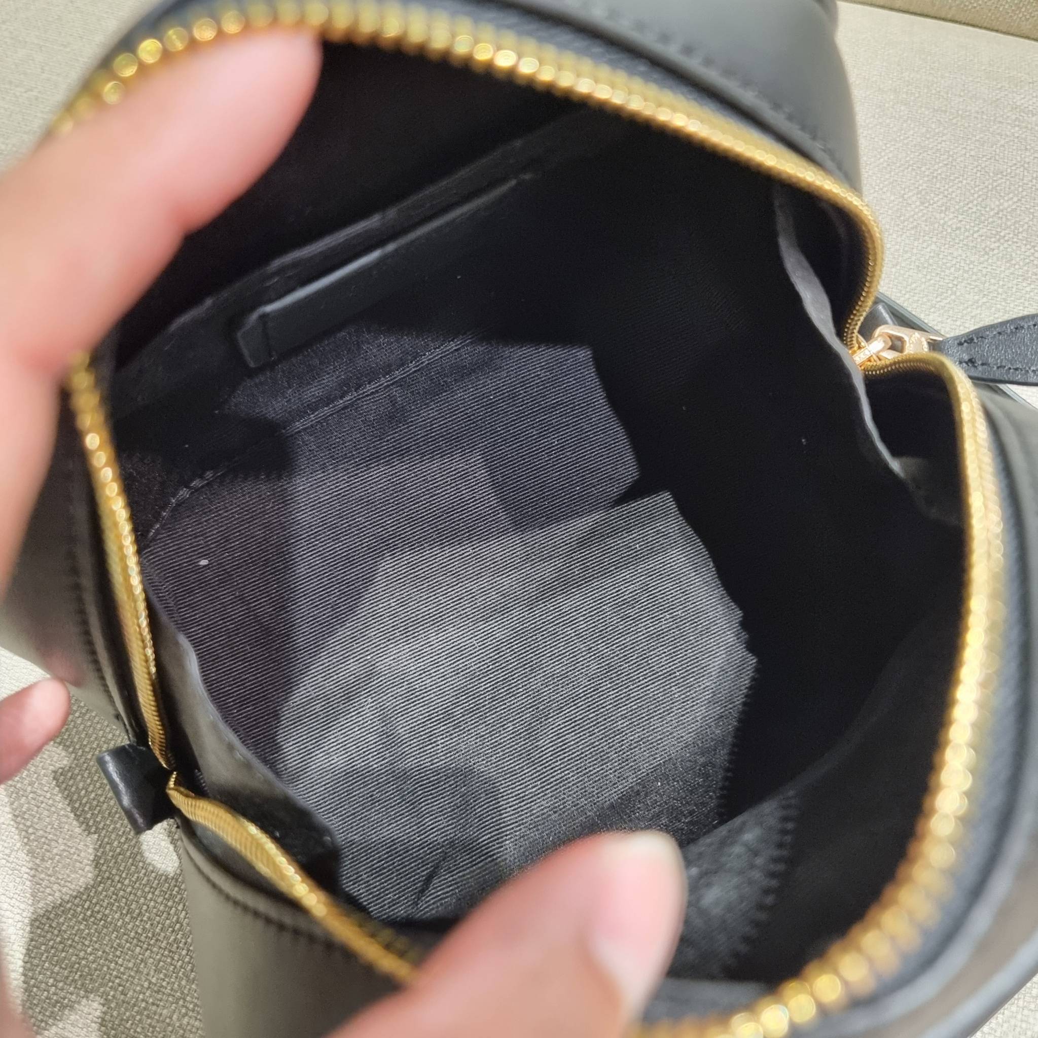 COACH SYDNEY SATCHEL BAG CA202 CA591 CB596 ใหม่ล่าสุด กับคอลที่สาวๆต้องหลงรัก กระเป๋าสะพายทรง satchel ที่มีรูปทรงดึงดูดสายตา สวยแรกเห็น วัสดุหนัง crossgrain พร้อมหูจับในตัว เปิด-ปิดด้วยซิป ภายในโล่งกว้าง ขนาดกำลังดี มีสายครอสให้ ปรับได้ตามชอบ ใบจริงลูกคุณ