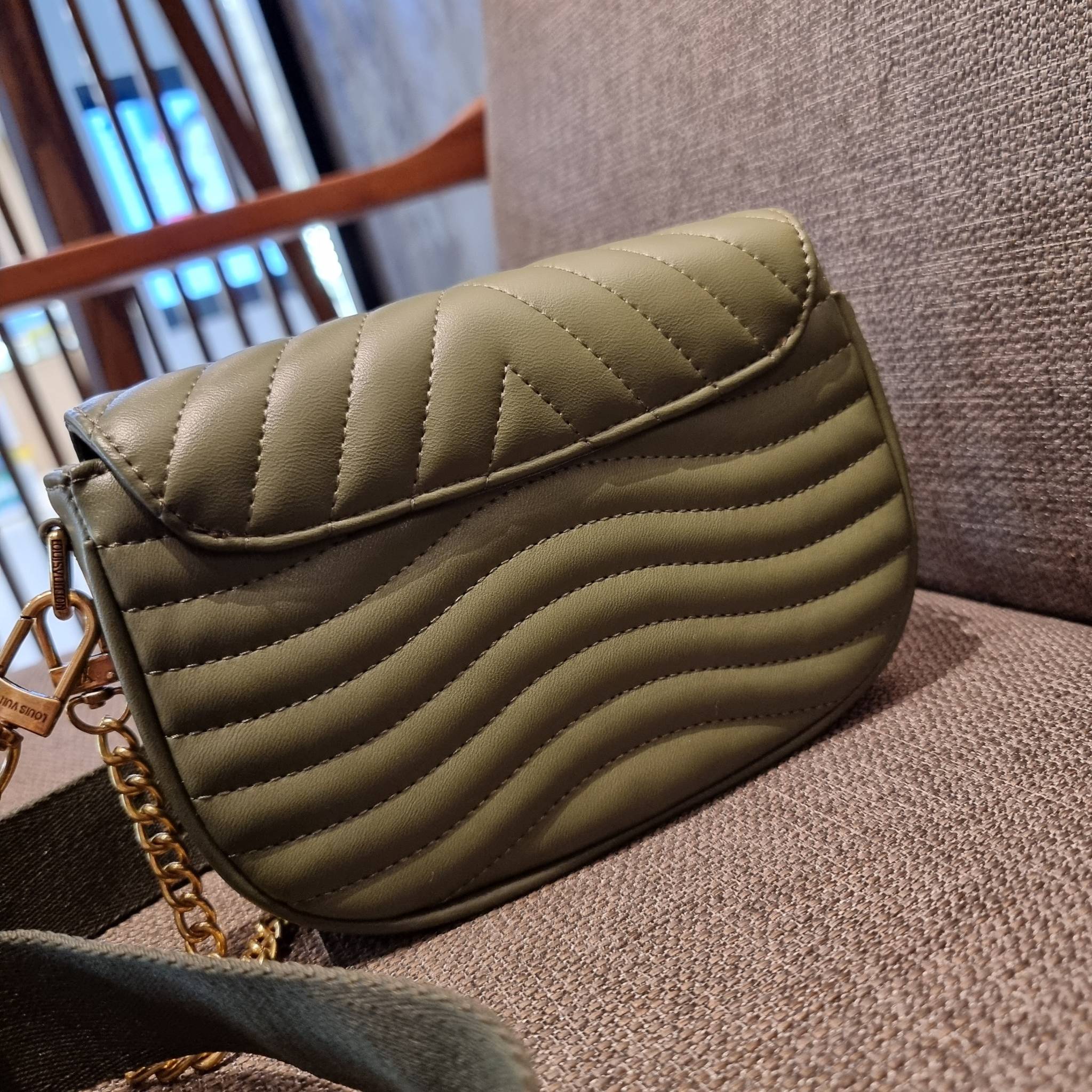 LV new wave pochette multi bag กระเป๋าสะพายมัลติฟังก์ชั่น สุดหรู มาพร้อม box set รับรองว่าดีงาม ลูกเล่นคลาสสิคผสานความวินเทจ มีสายสะพายให้ 2 เส้น และกระเป๋าใบลูก เล็กน่ารัก วัสดุหนังแท้ ภายในเป็นช่องโล่ง แบ่งสัดส่วนมีช่องย่อย ใบนี้ปรับใช้ได้หลายสไตล์ ลุคไ