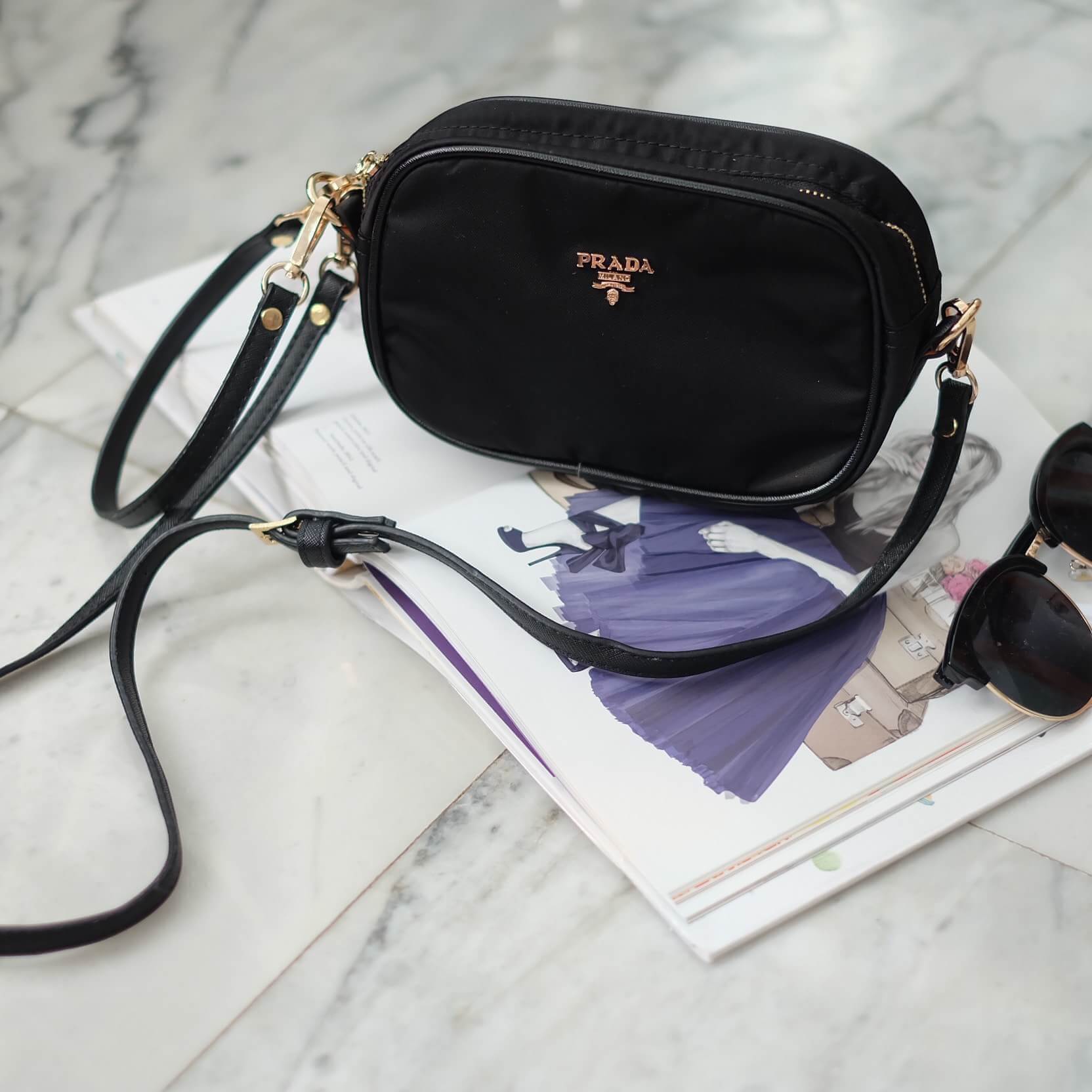 งานพรีเมี่ยมกิ้ฟ จากเคาเตอร์ต่างประเทศคะ ได้ กระเป๋าclutch & shoulder bag จากแบรนด์ Prada มาค่า เป็นกระเป๋าผ้า ไนล่อน น้ำหนักเบา สวยหรู ตามแบบฉบับของแบรนด์เลย ตัวกระเป๋าขนาดกำลังดี ใส่มือถือได้ทุกรุ่น สามารถเก็บสายถือเป็นคลัชออกงานได้คะ หรือ สะพายข้างได้ 