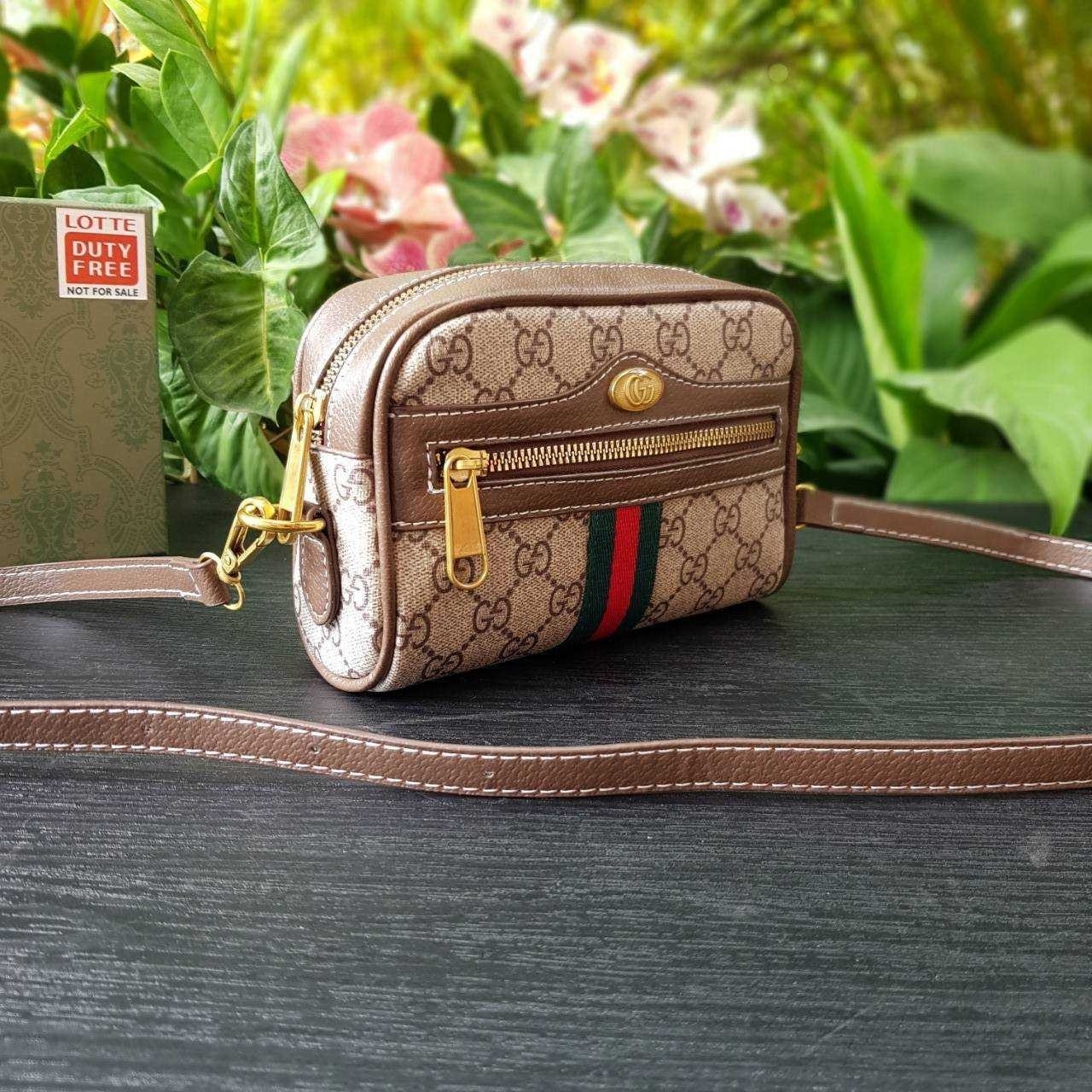 GUCCI Ophidia GG Crossbody Bag กระเป๋าครอสบอดี้ขนาดกำลังดี ดีไซน์ที่เป็นเอกลักษณ์ ใช้ได้ทุกโอกาส สายยาวปรับระดับได้ เปิด-ปิด ด้วยซิบ