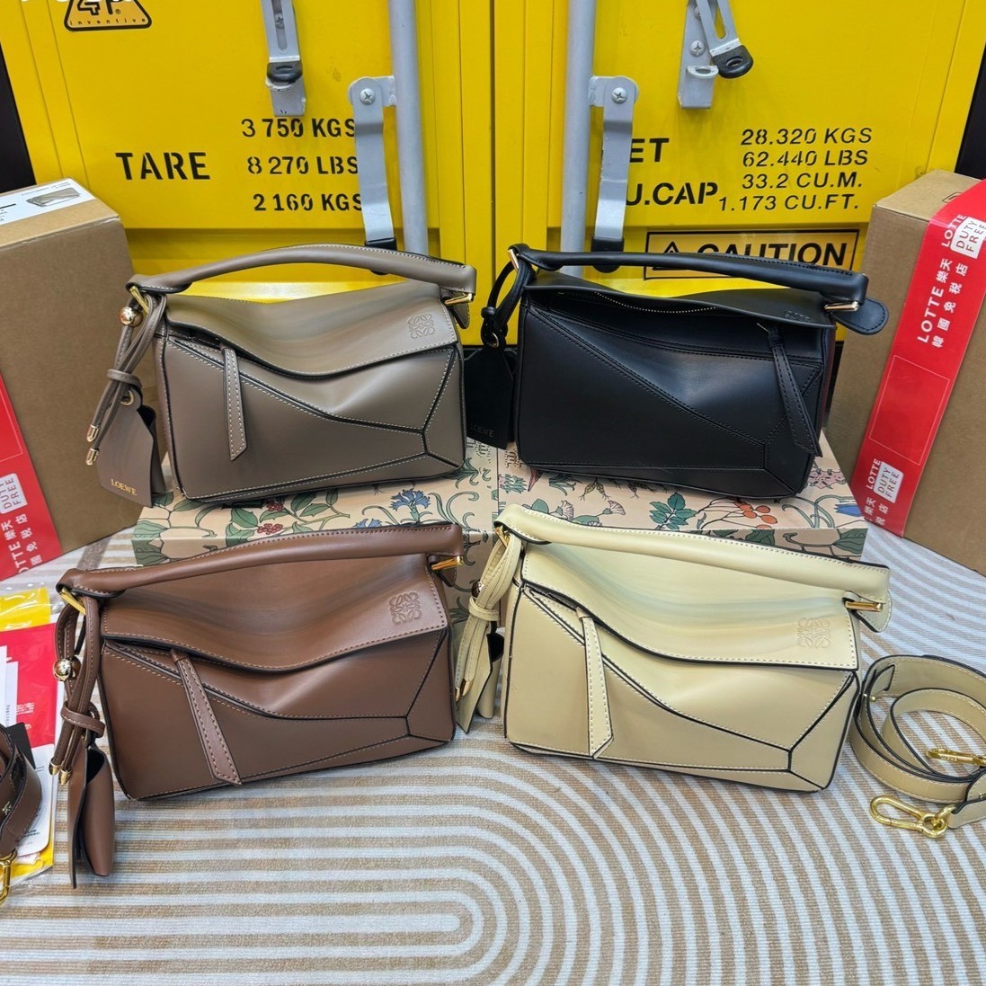 Loewe Puzzle bag กระเป๋าสะพายข้างทรงกล่อง สุดยอดแบรนด์ที่ดีไซน์เป็นเอกลักษณ์ โดดเด่น สวยหรู สไตล์พัซเซิลคลาสสิค